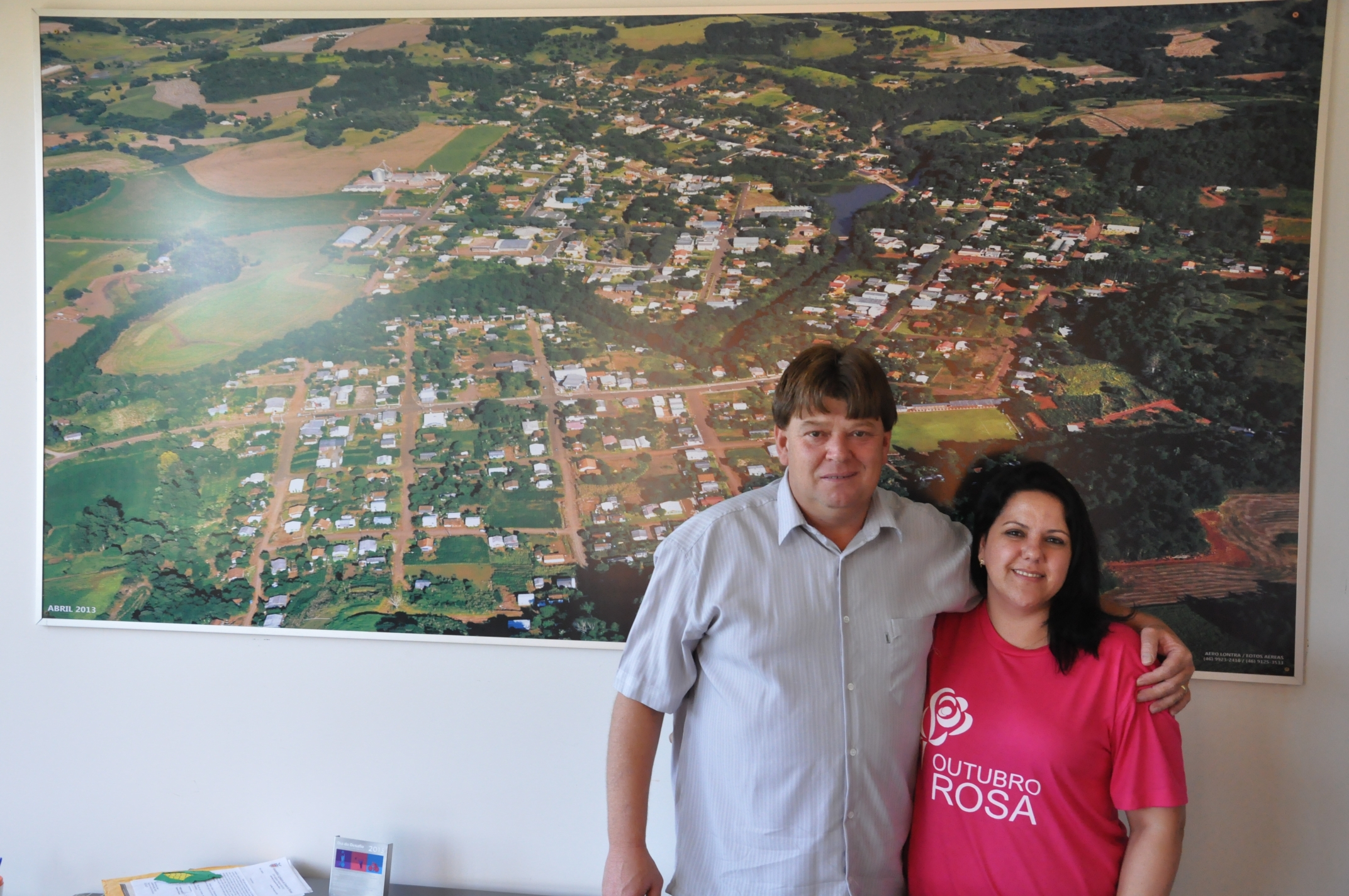 Prefeito de Sulina, Almir Maciel Costa, e a agente de crédito do município, Eliane Ritter.