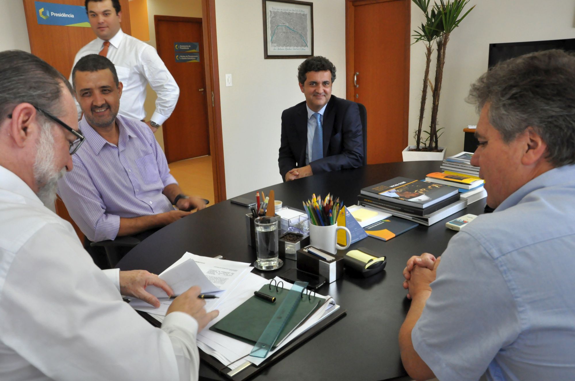 O presidente da Fomento Paraná, Juraci Barbosa, e o prefeito de Almirante Tamandaré, Aldnei José Siqueira, assinaram nesta segunda-feira (24) um contrato de financiamento no valor de R$ 7,2 milhões para pavimentação de vias urbanas e construção de uma praça pública no município da área norte da região metropolitana da capital.