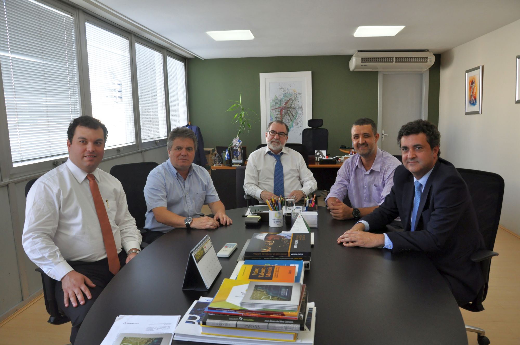 O presidente da Fomento Paraná, Juraci Barbosa, e o prefeito de Almirante Tamandaré, Aldnei José Siqueira, assinaram nesta segunda-feira (24) um contrato de financiamento no valor de R$ 7,2 milhões para pavimentação de vias urbanas e construção de uma praça pública no município da área norte da região metropolitana da capital.