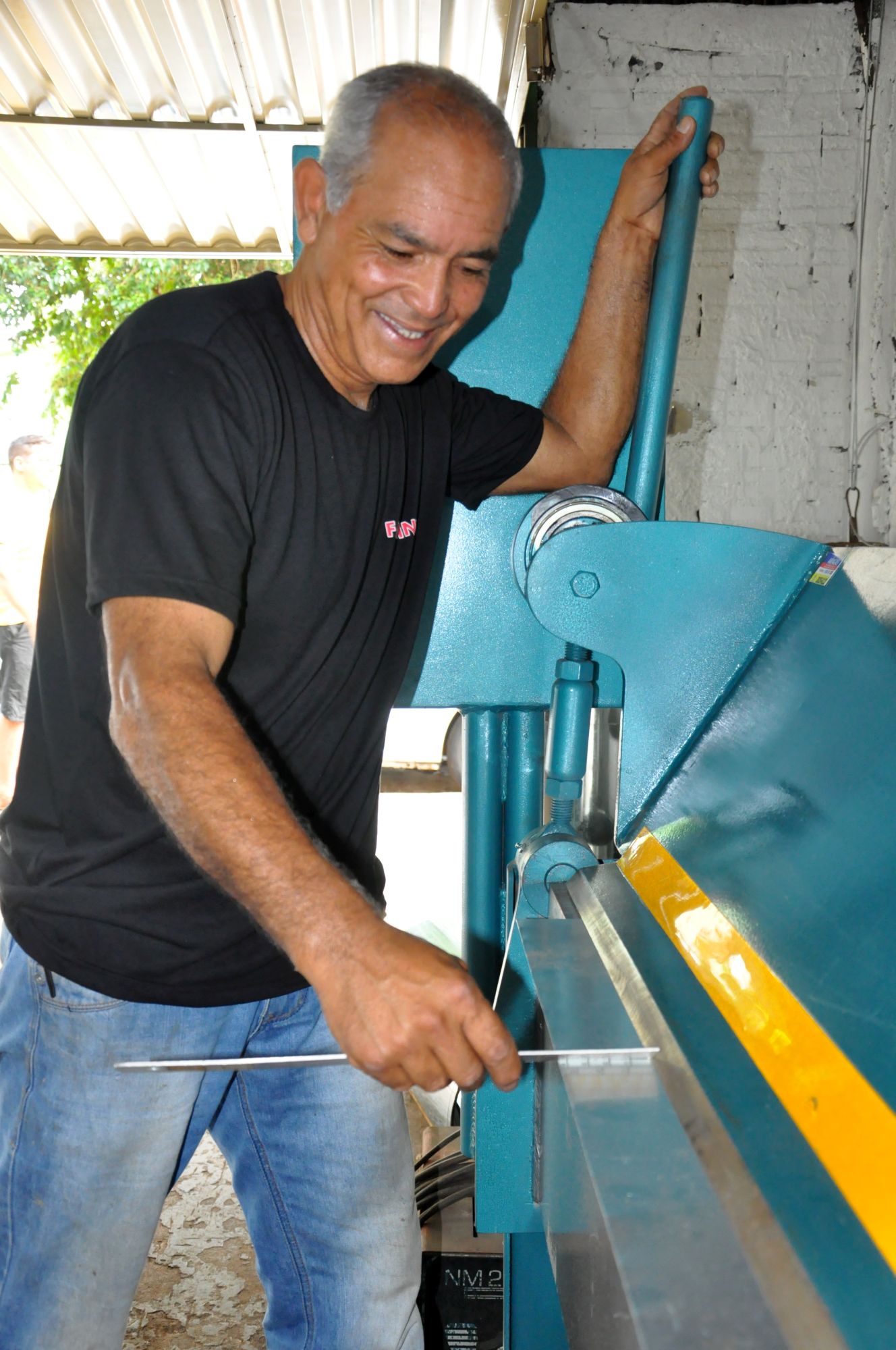 O funileiro Edilson de Lima, de 51 anos, proprietário da Calhas Ouro Verde, fez um financiamento de microcrédito para comprar uma dobradeira de calhas com capacidade para seis metros.