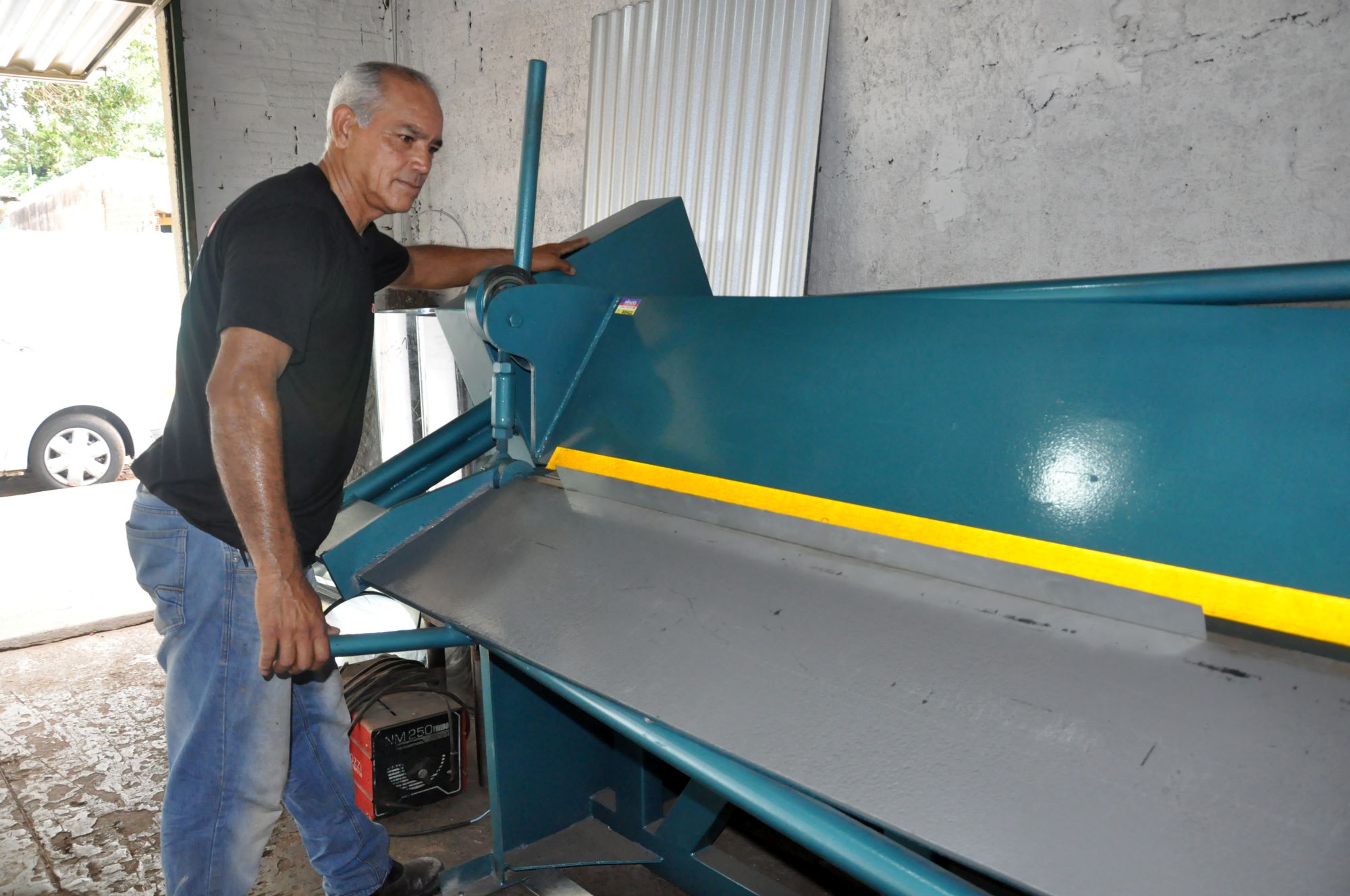 O funileiro Edilson de Lima, de 51 anos, proprietário da Calhas Ouro Verde, fez um financiamento de microcrédito para comprar uma dobradeira de calhas com capacidade para seis metros.