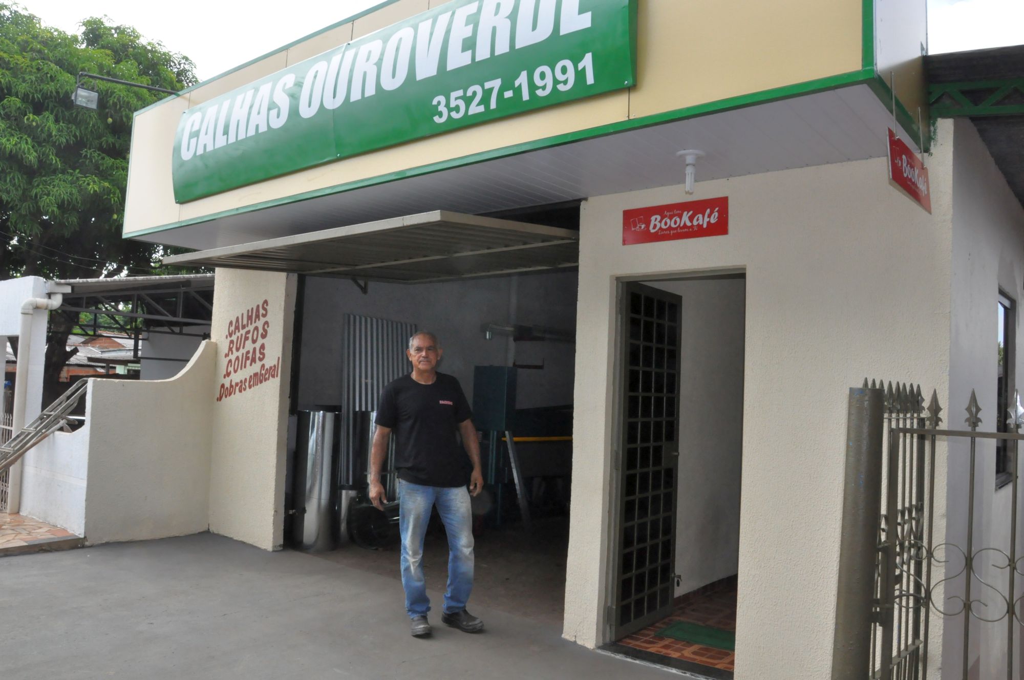 O funileiro Edilson de Lima, de 51 anos, proprietário da Calhas Ouro Verde, fez um financiamento de microcrédito para comprar uma dobradeira de calhas com capacidade para seis metros.