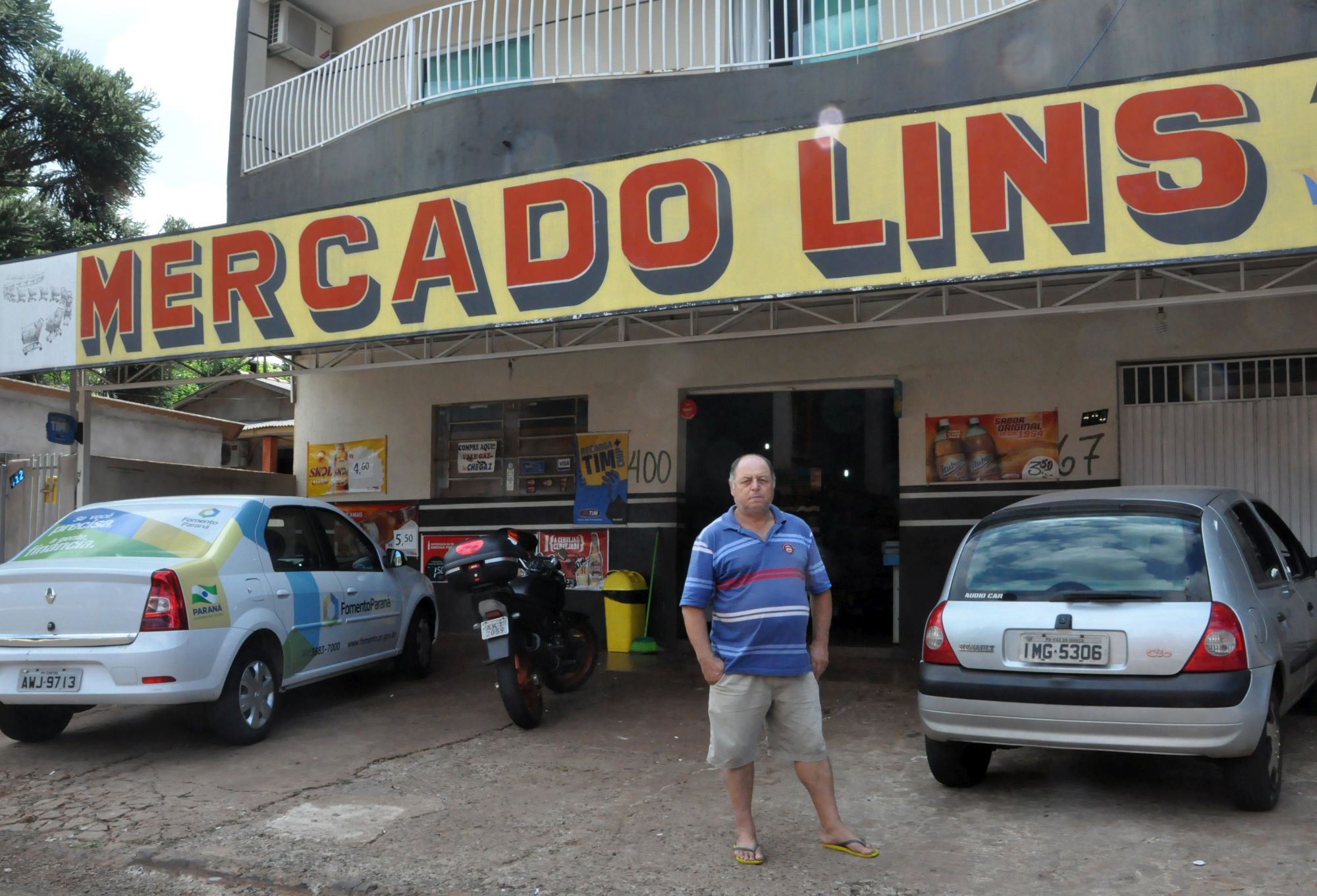 O comerciante Isac Lins de Farias, de 58 anos, dono do Mercado Lins, já fez três financiamentos com a Fomento Paraná e pediu mais um.