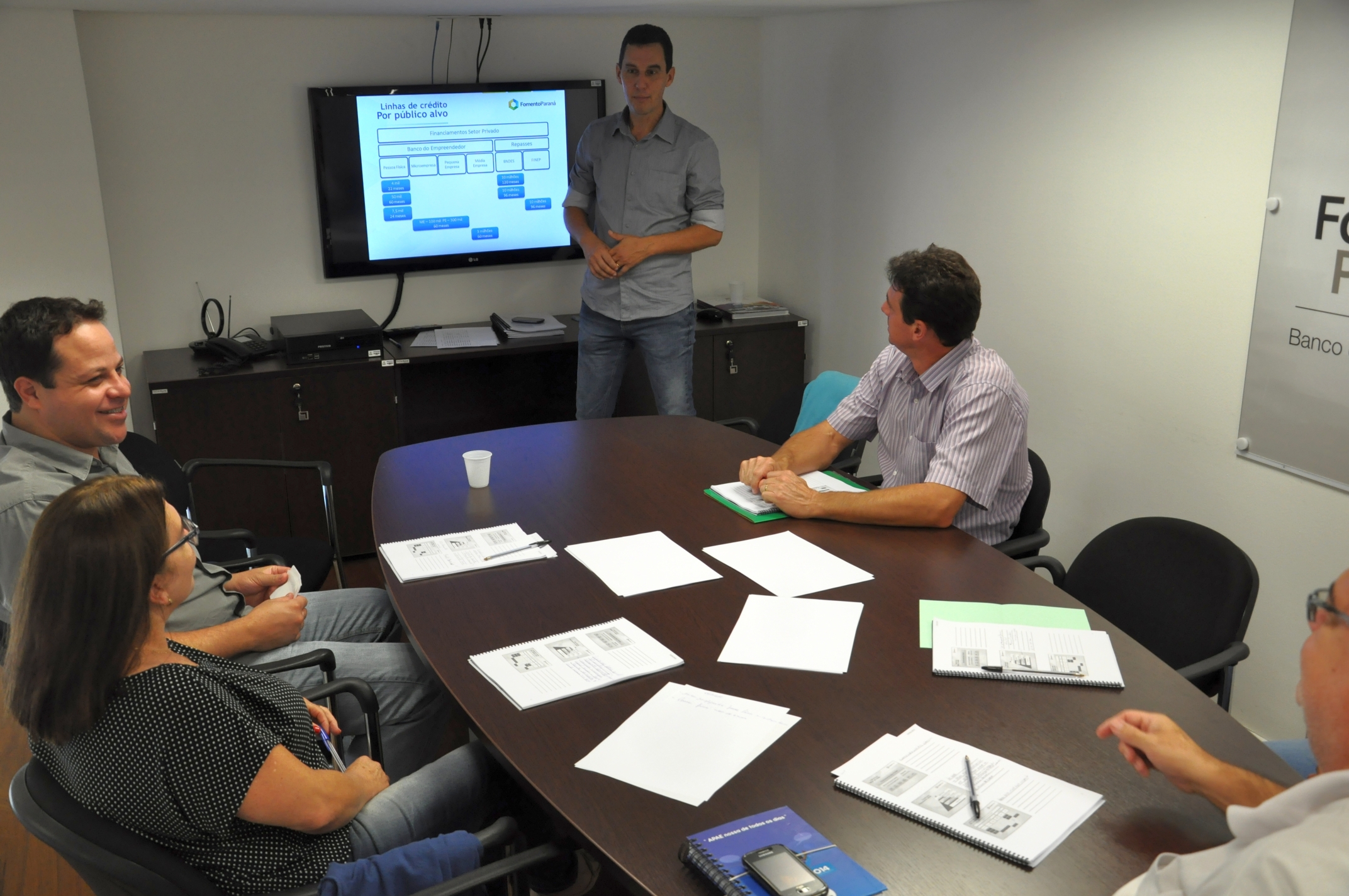 Novos agentes de Curitiba, Carlópolis, Mangueirinha, Quatro Barras e Santo Antônio da Platina participam de uma turma especial de treinamento nesta semana na sede da Fomento Paraná.