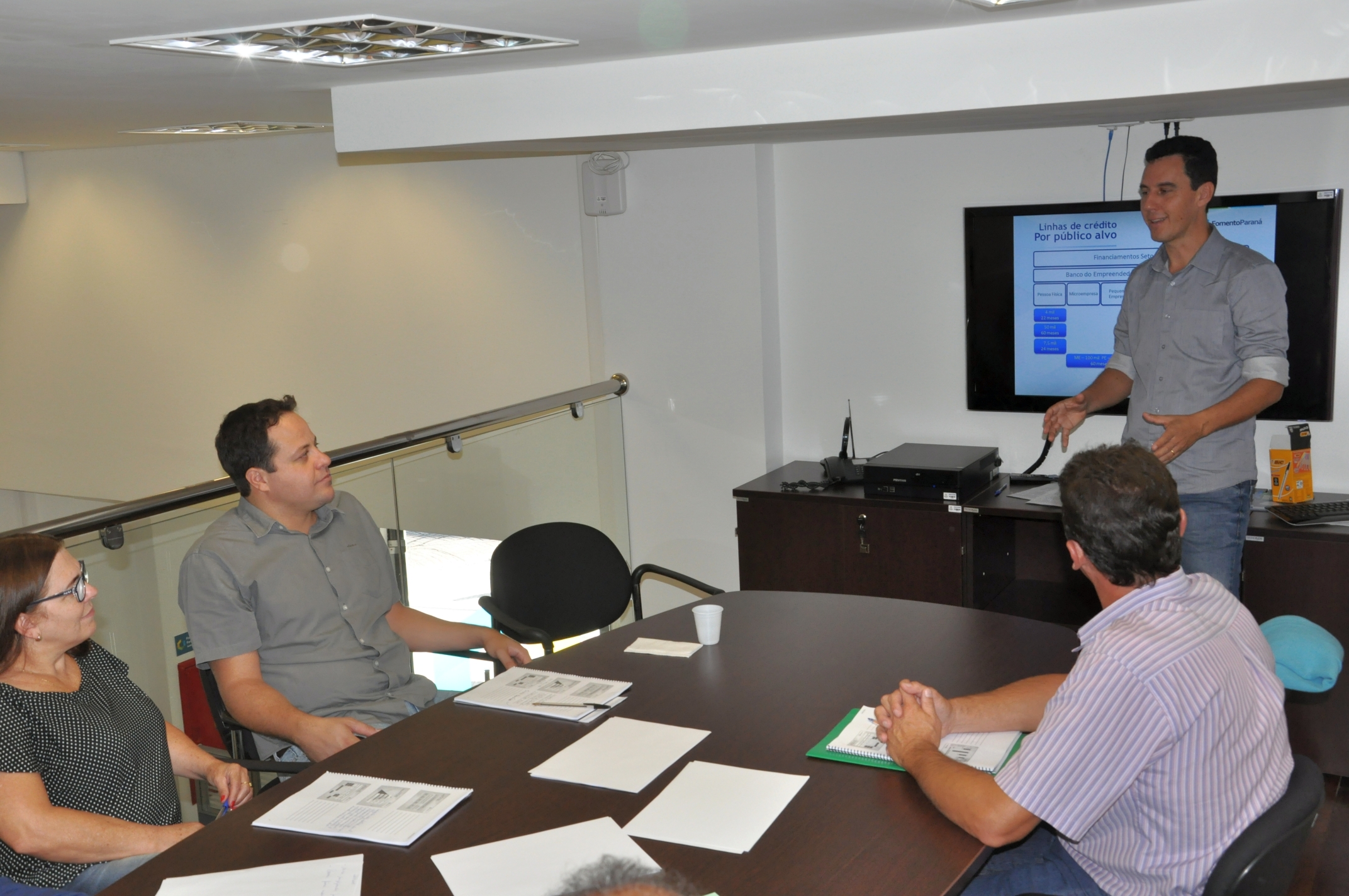 Novos agentes de Curitiba, Carlópolis, Mangueirinha, Quatro Barras e Santo Antônio da Platina participam de uma turma especial de treinamento nesta semana na sede da Fomento Paraná.