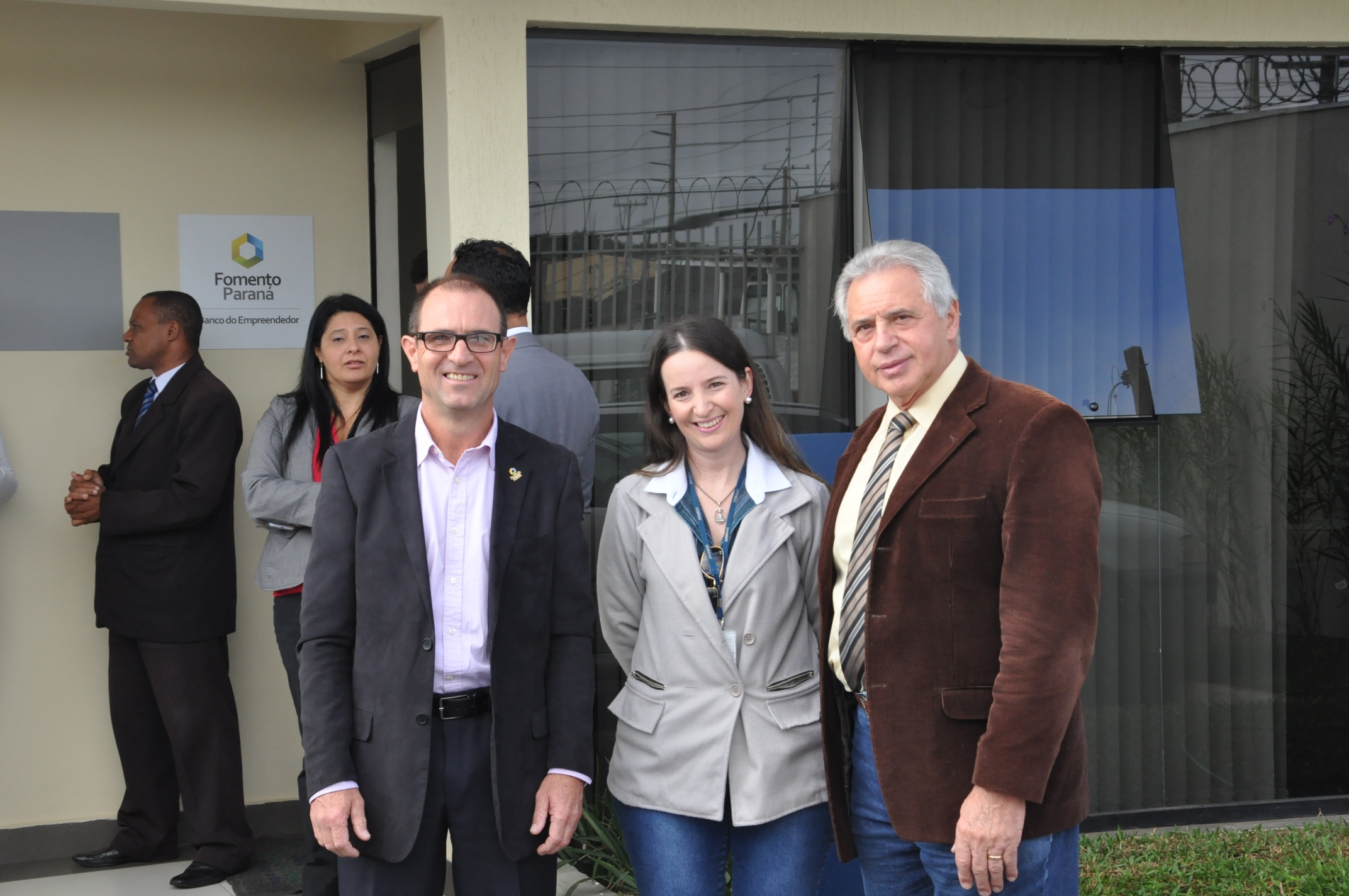Antonio Romildo Mileck, gerente de mercado da Fomento Paraná, Juliana Schvenger, consultora do Sebrae/PR e Luiz Carlos Setim, prefeito de São José dos Pinhais, no evento de inauguração da Sala do Empreendedor.