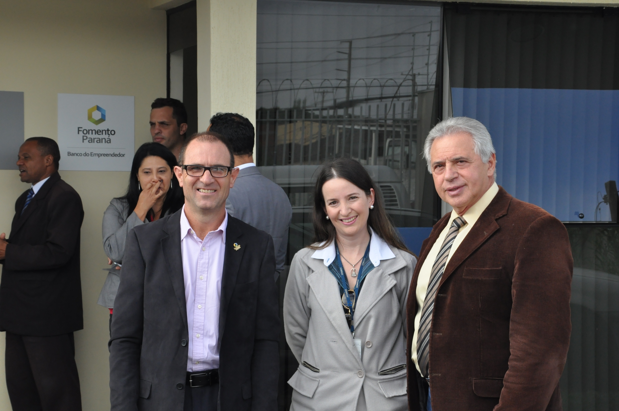Antonio Romildo Mileck, gerente de mercado da Fomento Paraná, Juliana Schvenger, consultora do Sebrae/PR e Luiz Carlos Setim, prefeito de São José dos Pinhais, no evento de inauguração da Sala do Empreendedor.