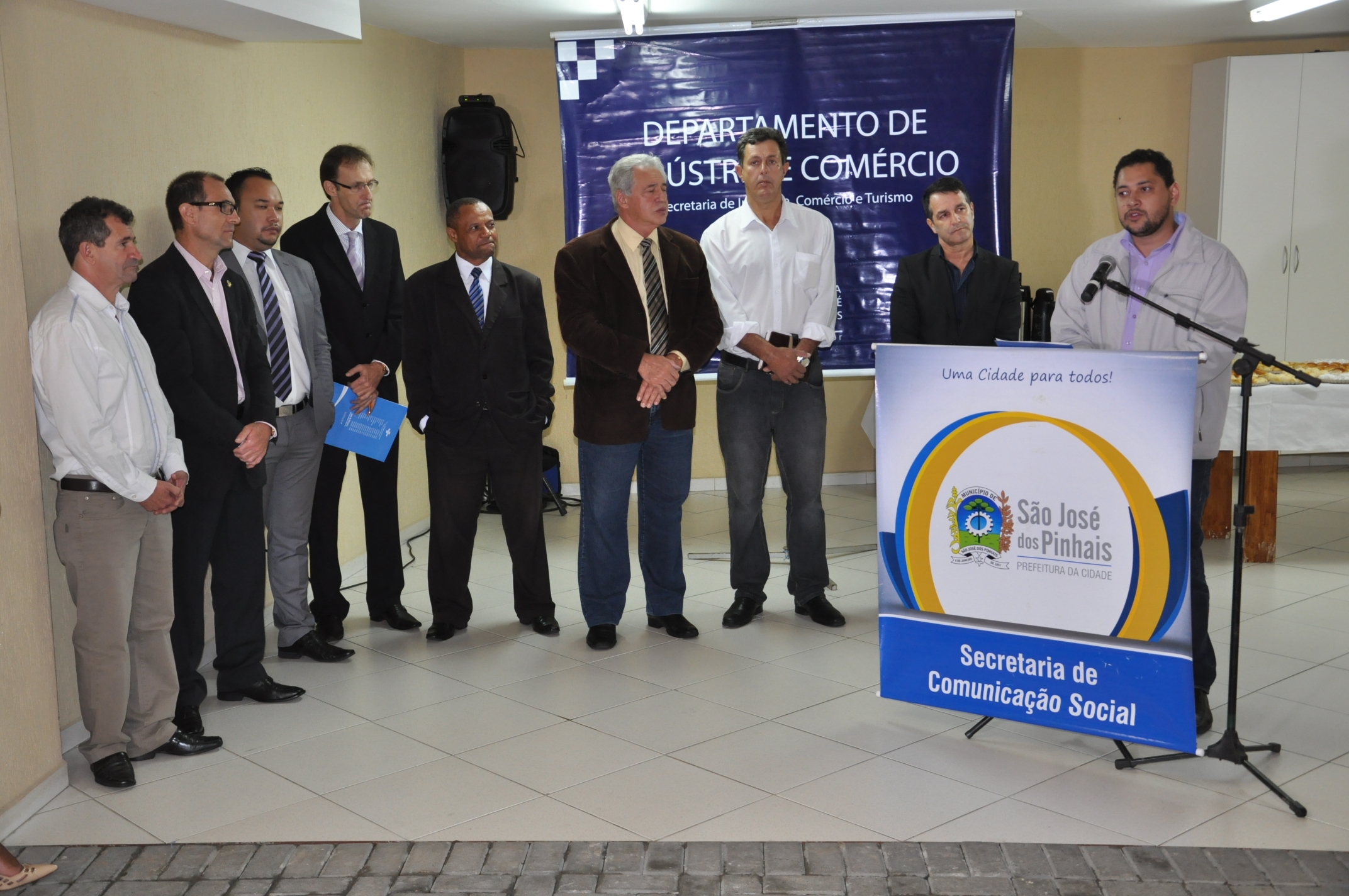 O agente de crédito da Fomento Paraná no município, Leonardo Silva da Costa celebra a inauguração do espaço.