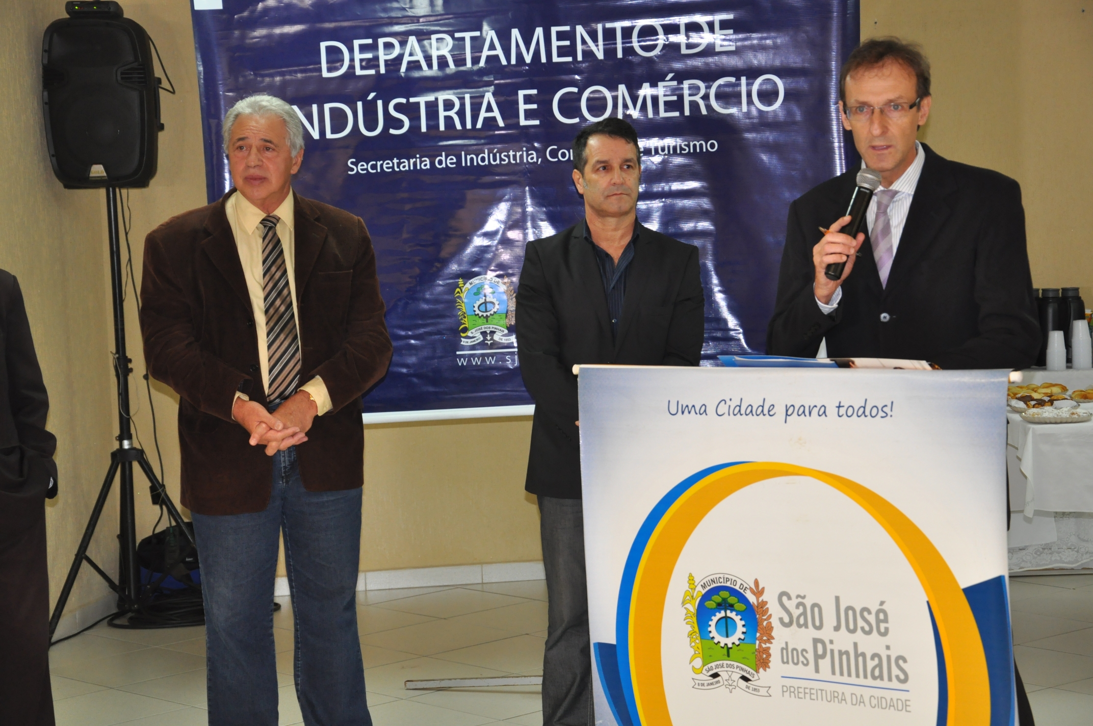 O secretário de indústria comércio e turismo de São José dos Pinhais, Giam Celli, discursa durante a cerimônia de inauguração.