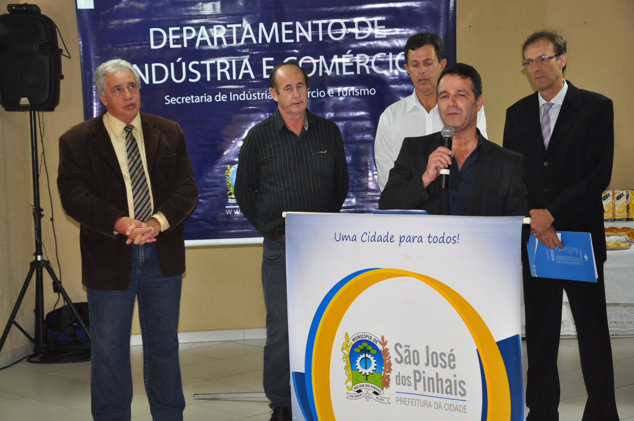 José Ricardo Castelo Campos, coordenador da regional leste do Sebrae Paraná, discursa durante o evento.