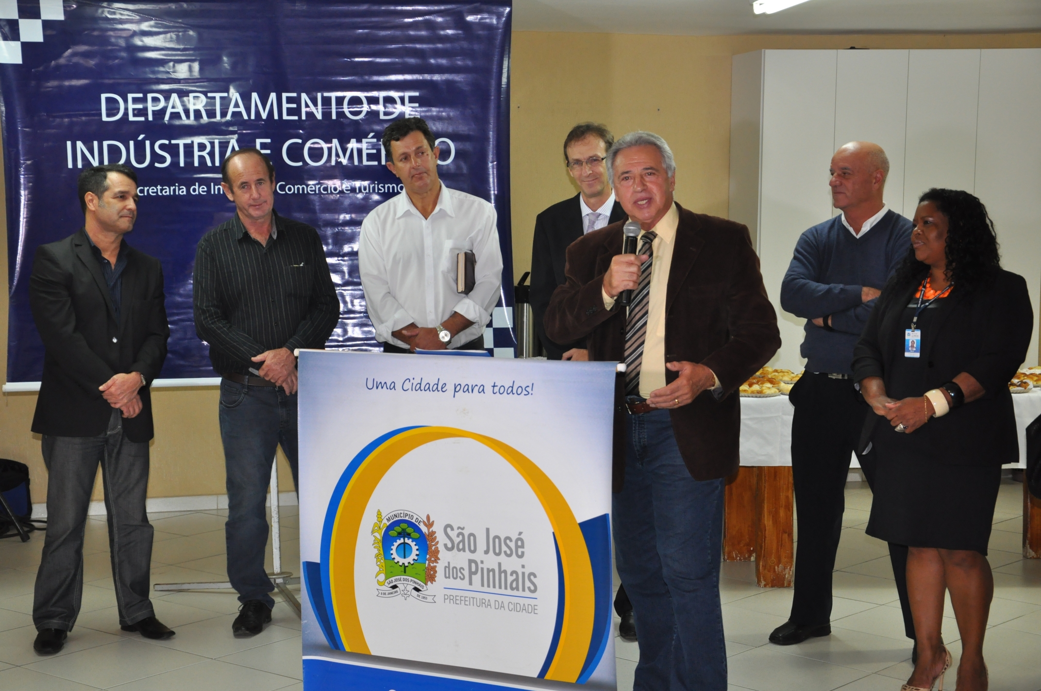 Luiz Carlos Setim, prefeito de São José dos Pinhais, discursa durante a inauguração da Sala do Empreendedor do município.