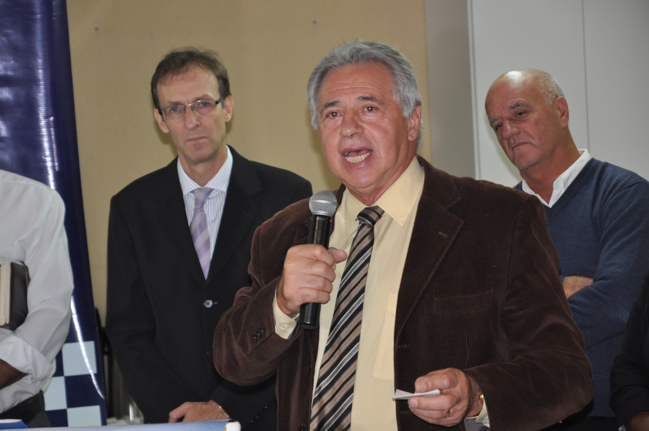 Luiz Carlos Setim, prefeito de São José dos Pinhais, discursa durante a inauguração da Sala do Empreendedor do município.
