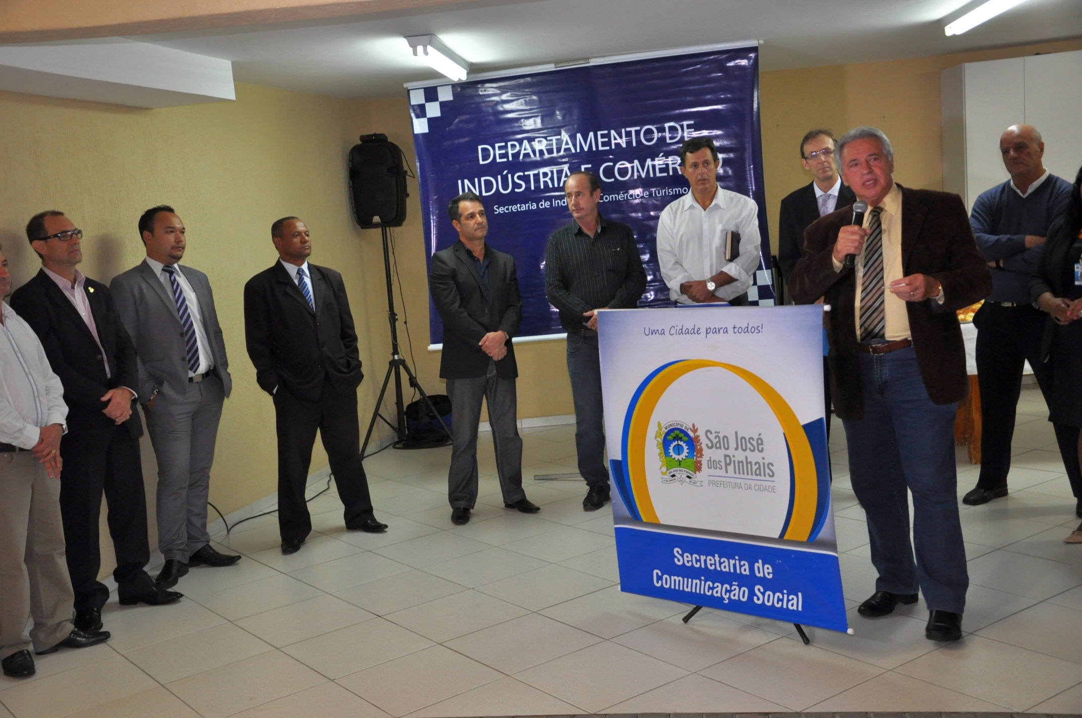 Luiz Carlos Setim, prefeito de São José dos Pinhais, discursa durante a inauguração da Sala do Empreendedor do município.