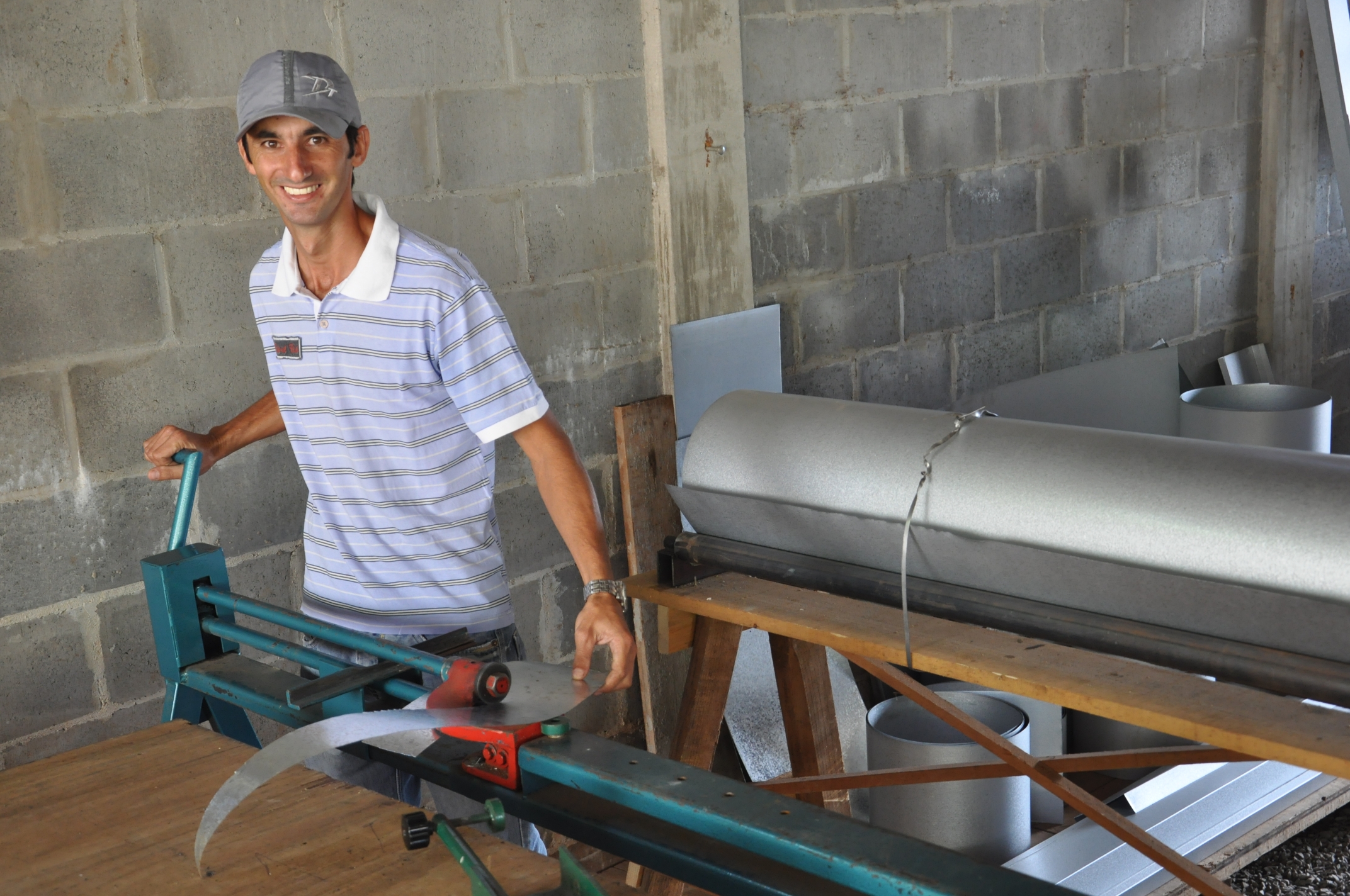 Com espírito empreendedor Maguelniski decidiu ter fabricação própria de calhas e foi por meio da Fomento Paraná, instituição financeira de desenvolvimento do Governo do Estado, que ele conseguiu um financiamento para comprar uma máquina dobradeira e outra para fazer canos galvanizados (de alumínio e inox).