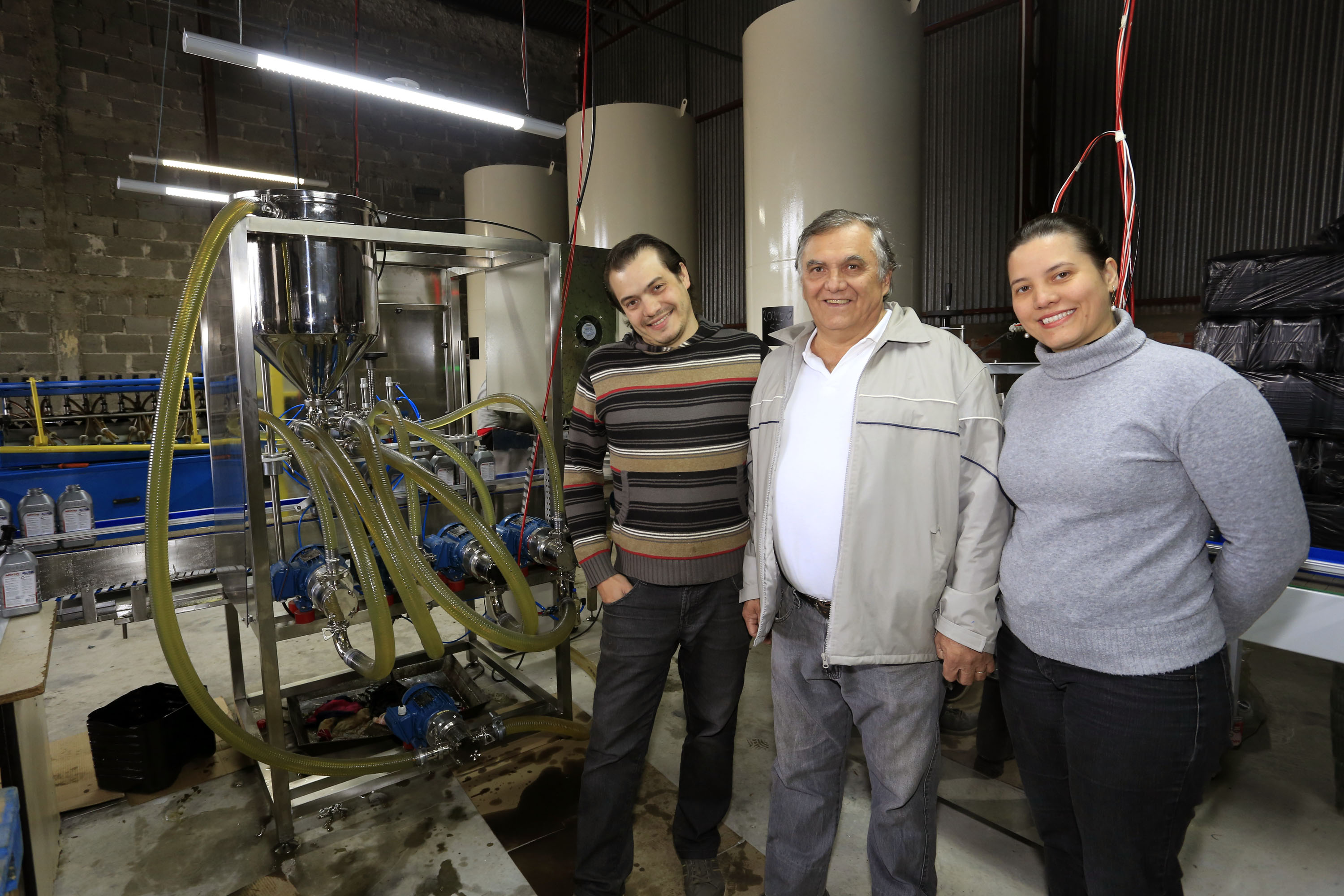 TECLUB - Edson Reis, químico da empresa, Nelson Reis, proprietário e Flavia Gulin, dir. administrativa. Financiamento ajudou a Teclub, de São José dos Pinhais, a montar uma estrutura para passar a fabricar óleos lubrificantes automotivos e industriais.