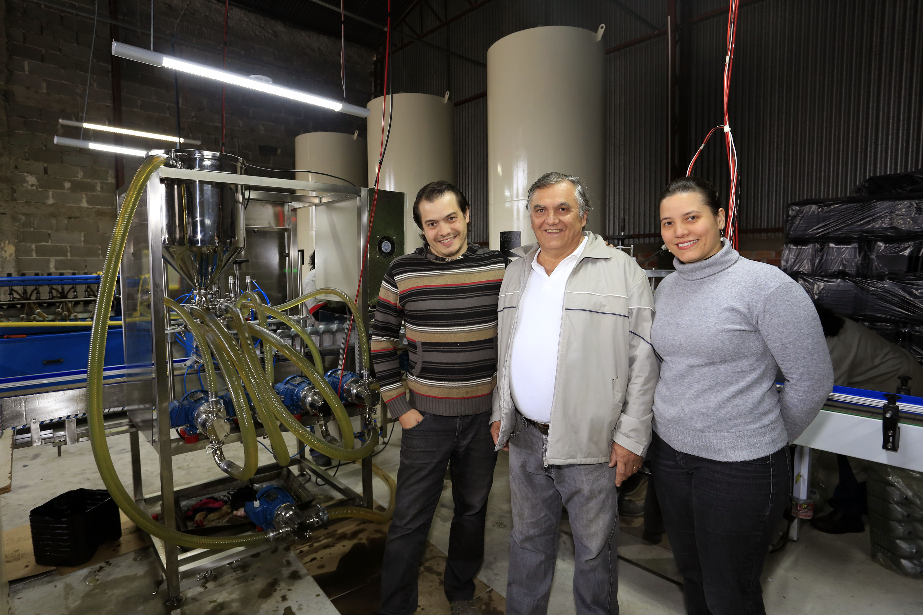 TECLUB - Edson Reis, químico da empresa, Nelson Reis, proprietário e Flavia Gulin, dir. administrativa. Financiamento ajudou a Teclub, de São José dos Pinhais, a montar uma estrutura para passar a fabricar óleos lubrificantes automotivos e industriais.