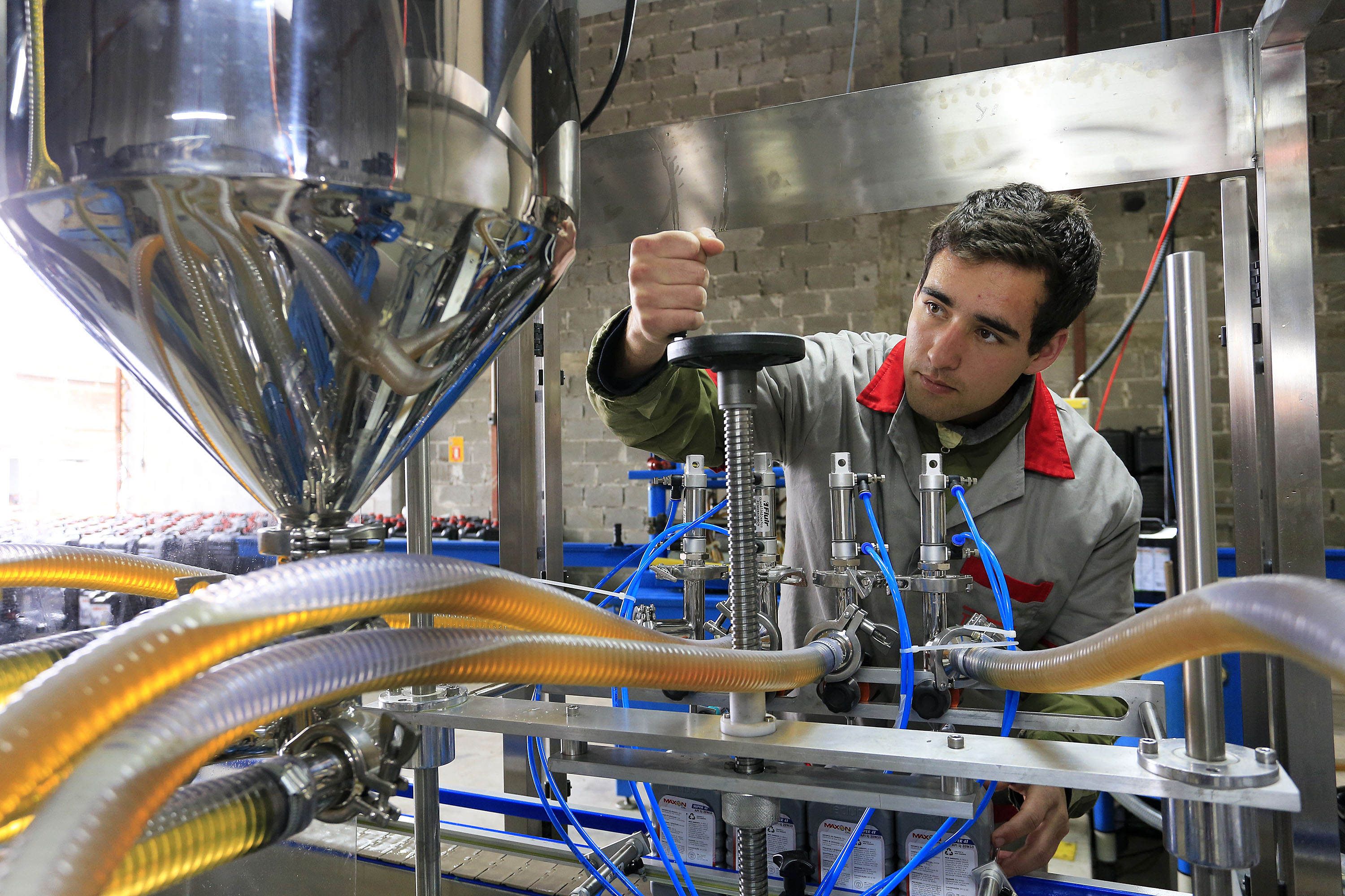 TECLUB - João Pedro Arruda, auxiliar de produção da Teclub Lubrificantes. Financiamento ajudou a Teclub, de São José dos Pinhais, a montar uma estrutura para passar a fabricar óleos lubrificantes automotivos e industriais.