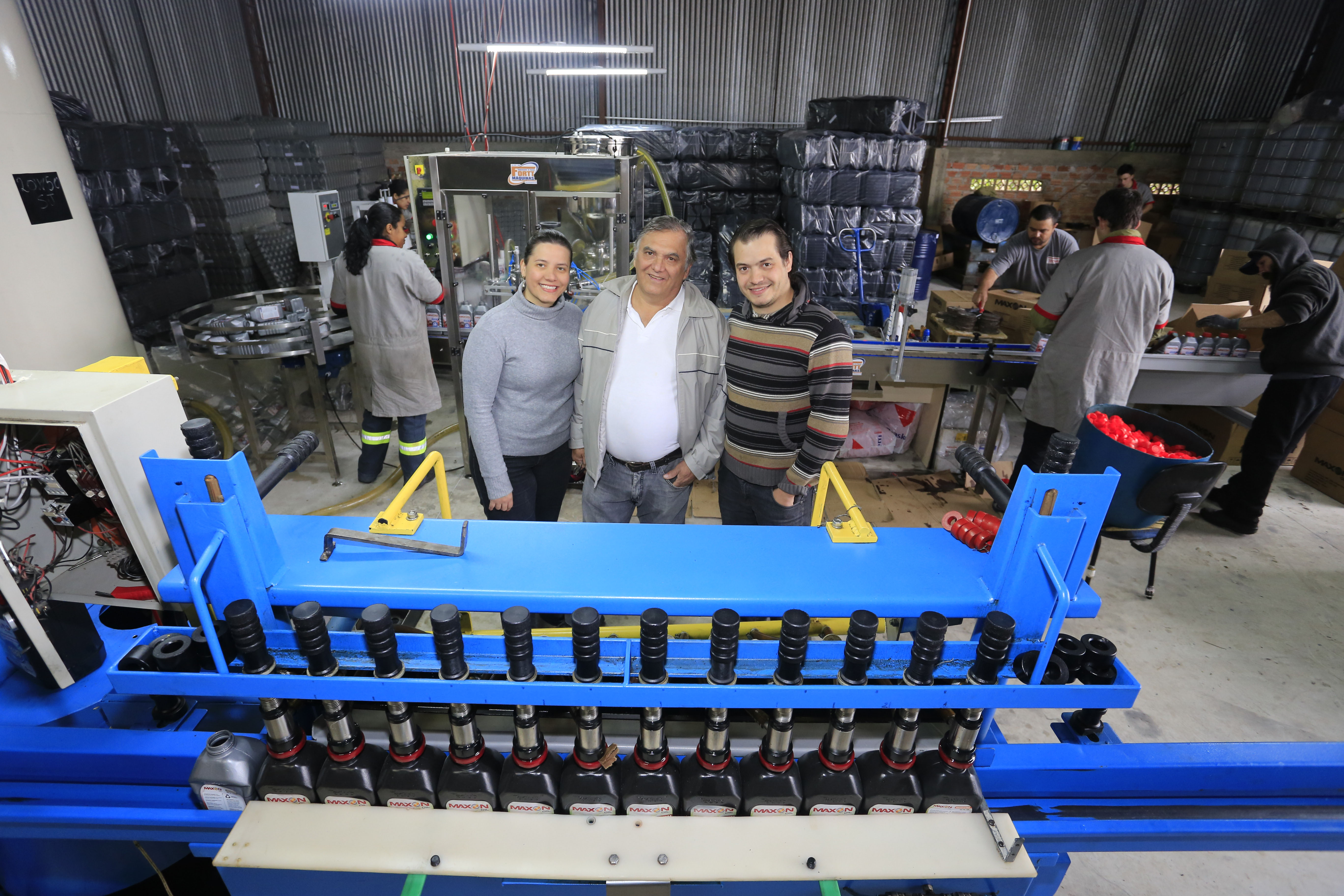 TECLUB - Edson Reis, químico da empresa, Nelson Reis, proprietário e Flavia Gulin, dir. administrativa. Financiamento ajudou a Teclub, de São José dos Pinhais, a montar uma estrutura para passar a fabricar óleos lubrificantes automotivos e industriais.