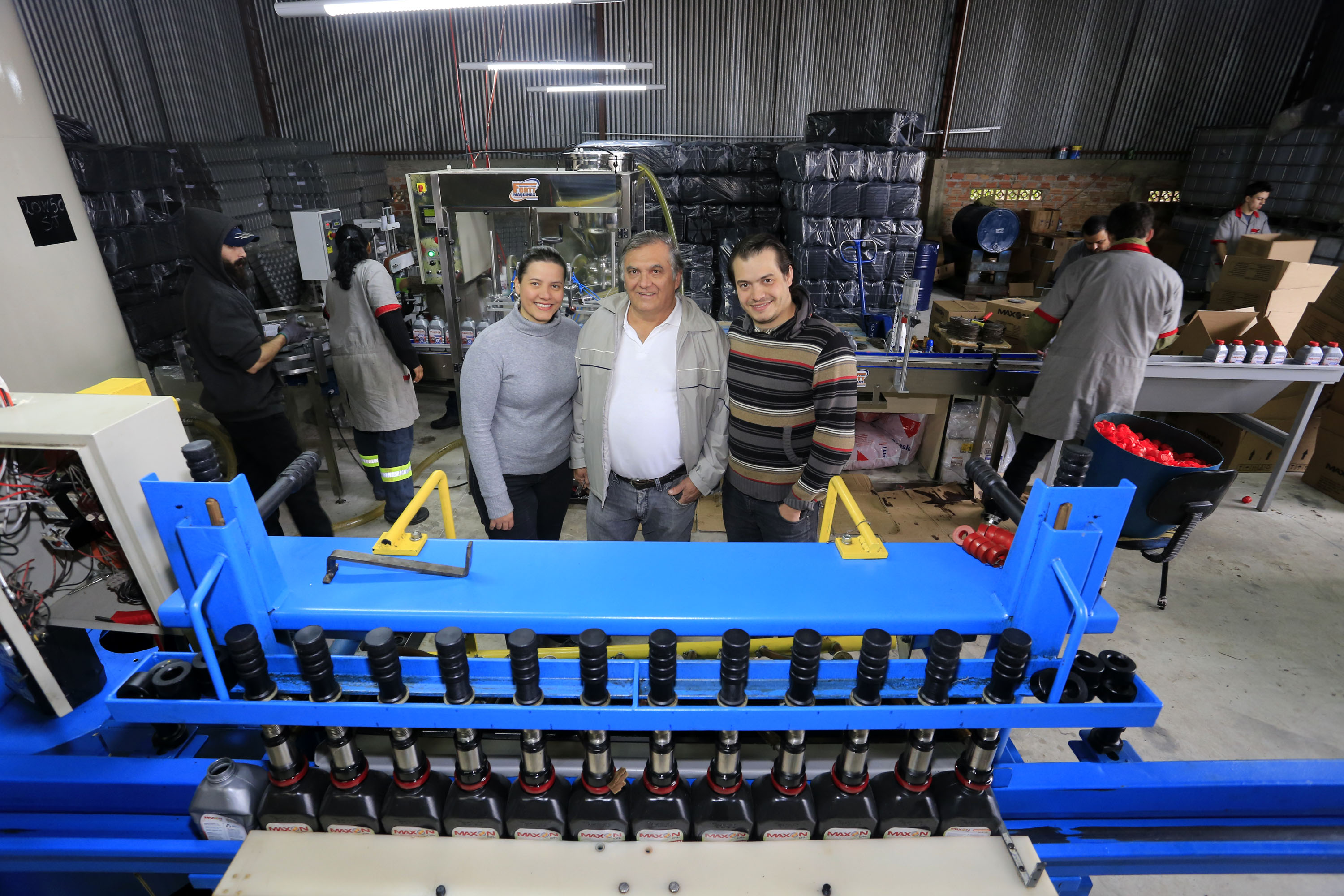 TECLUB - Edson Reis, químico da empresa, Nelson Reis, proprietário e Flavia Gulin, dir. administrativa. Financiamento ajudou a Teclub, de São José dos Pinhais, a montar uma estrutura para passar a fabricar óleos lubrificantes automotivos e industriais.