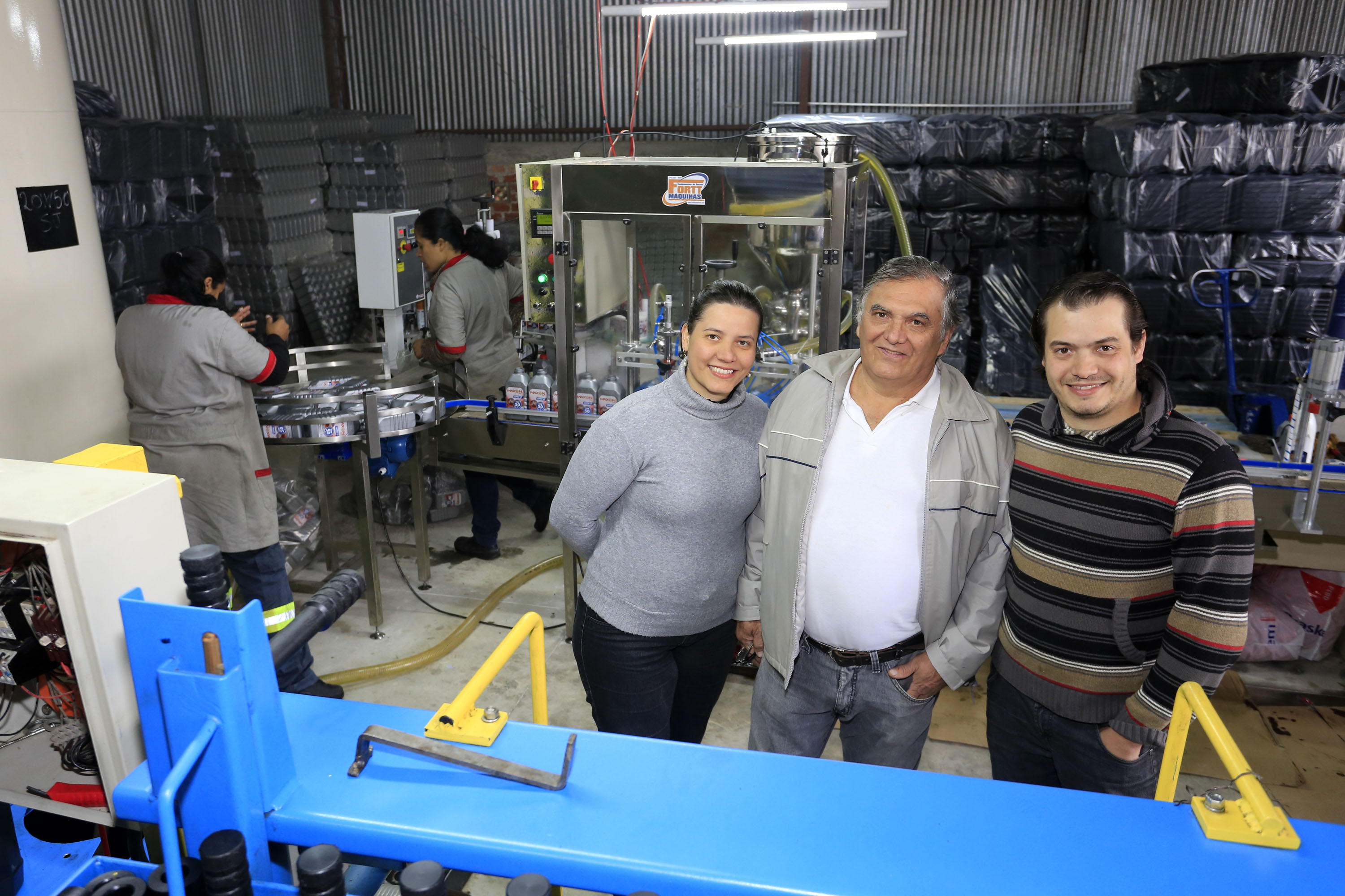 TECLUB - Edson Reis, químico da empresa, Nelson Reis, proprietário e Flavia Gulin, dir. administrativa. Financiamento ajudou a Teclub, de São José dos Pinhais, a montar uma estrutura para passar a fabricar óleos lubrificantes automotivos e industriais.
