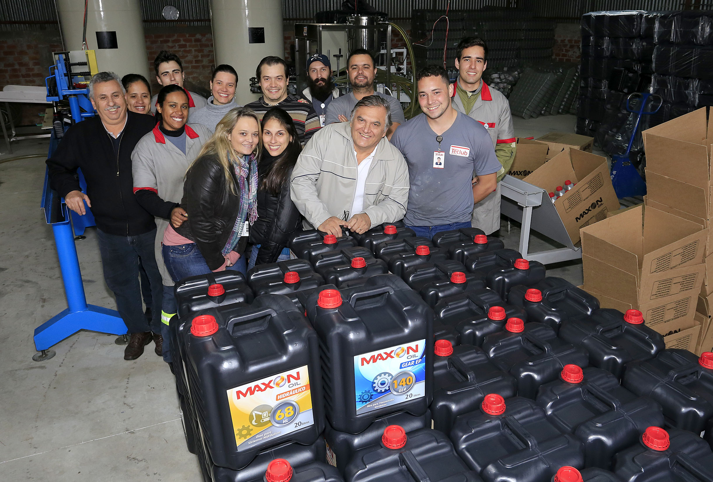 TECLUB - Edson Reis, químico da empresa, Nelson Reis, proprietário e Flavia Gulin, dir. administrativa, com a equipe da empresa. Financiamento ajudou a Teclub, de São José dos Pinhais, a montar uma estrutura para passar a fabricar óleos lubrificantes automotivos e industriais.