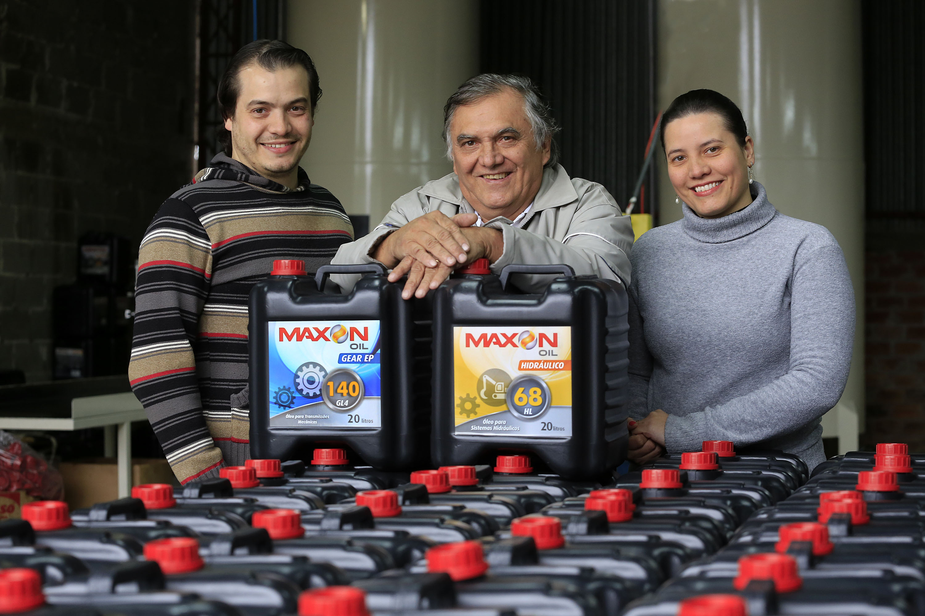 TECLUB - Edson Reis, químico da empresa, Nelson Reis, proprietário e Flavia Gulin, dir. administrativa. Financiamento ajudou a Teclub, de São José dos Pinhais, a montar uma estrutura para passar a fabricar óleos lubrificantes automotivos e industriais.