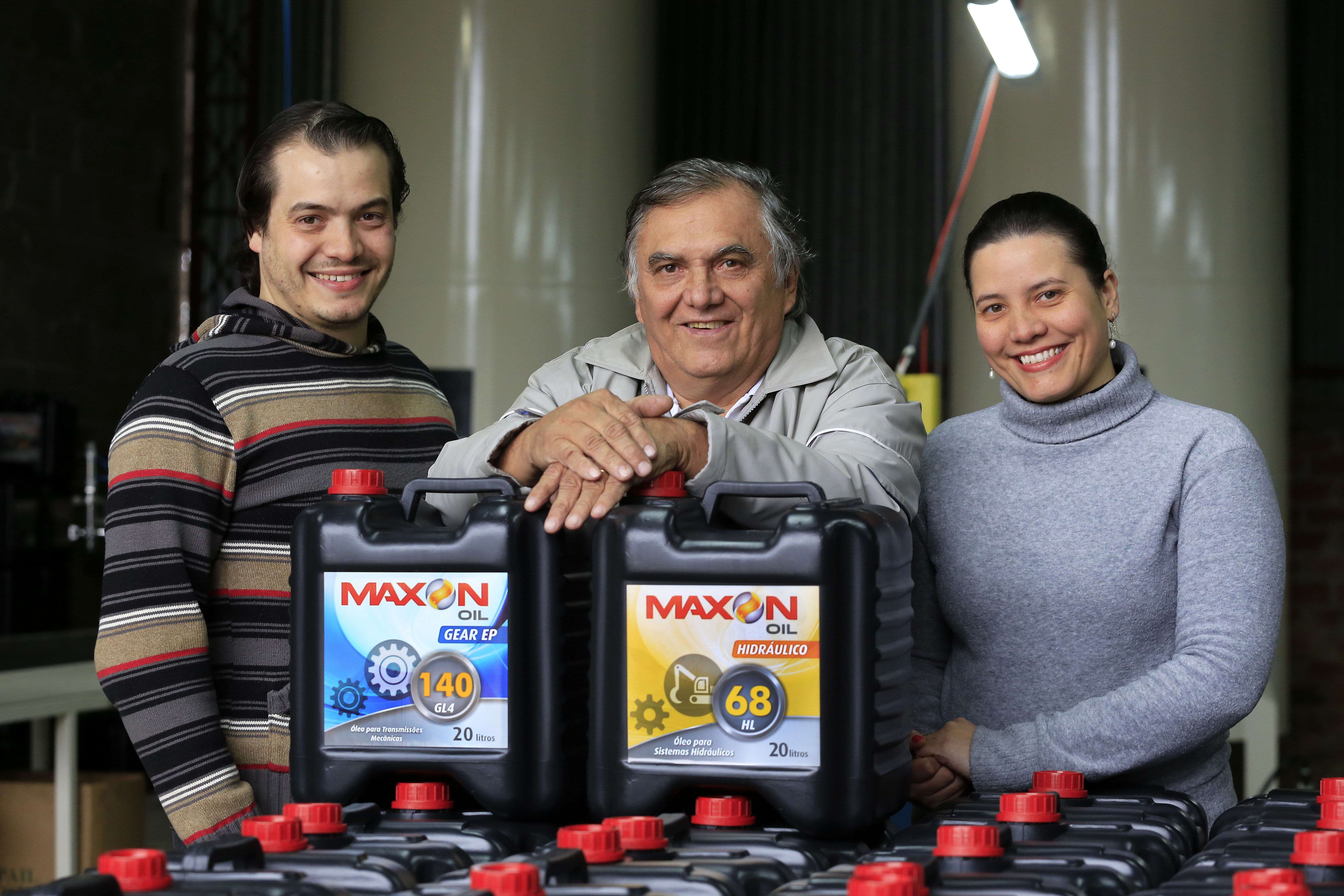 TECLUB - Edson Reis, químico da empresa, Nelson Reis, proprietário e Flavia Gulin, dir. administrativa. Financiamento ajudou a Teclub, de São José dos Pinhais, a montar uma estrutura para passar a fabricar óleos lubrificantes automotivos e industriais.