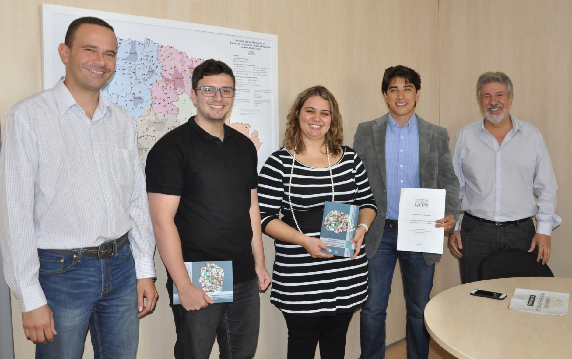 Aluno Mauro Magalhães Júnior e Prof. Dra. Raquel Rangel de Meireles Guimarães visitam a Fomento Paraná. Na imagem, os dois ladeados do analista de desenvolvimento Richer Matos, do diretor de mercado e relações institucionais Luiz Renato Hauly e do assessor Mario Figueiredo.