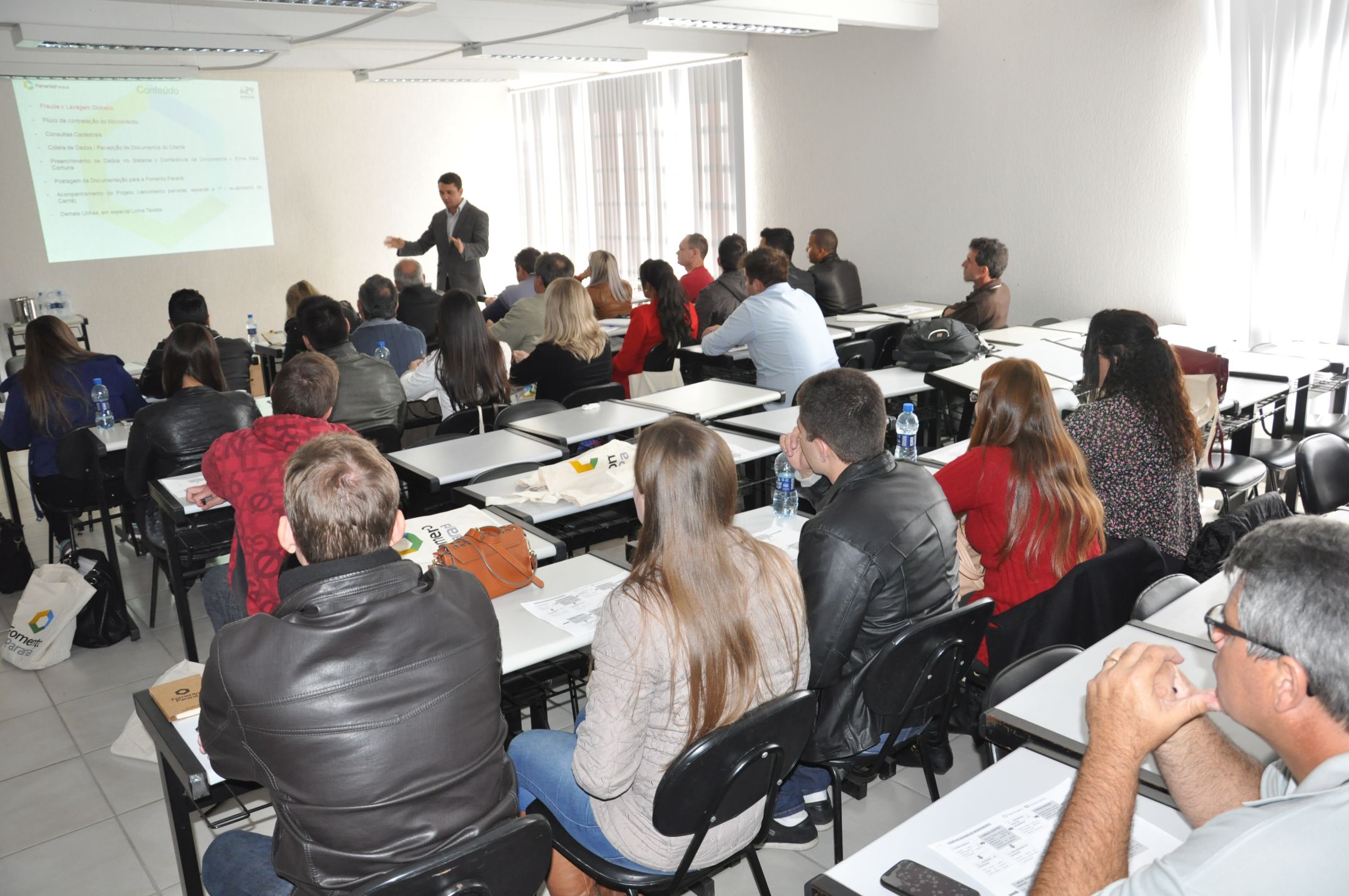 A Fomento Paraná conclui nesta sexta-feira (29) a capacitação de uma nova turma de agentes de crédito. São 49 pessoas que atuam em prefeituras e outras instituições parceiras em todo o Paraná. No total, são 45 municípios representados nessa turma.