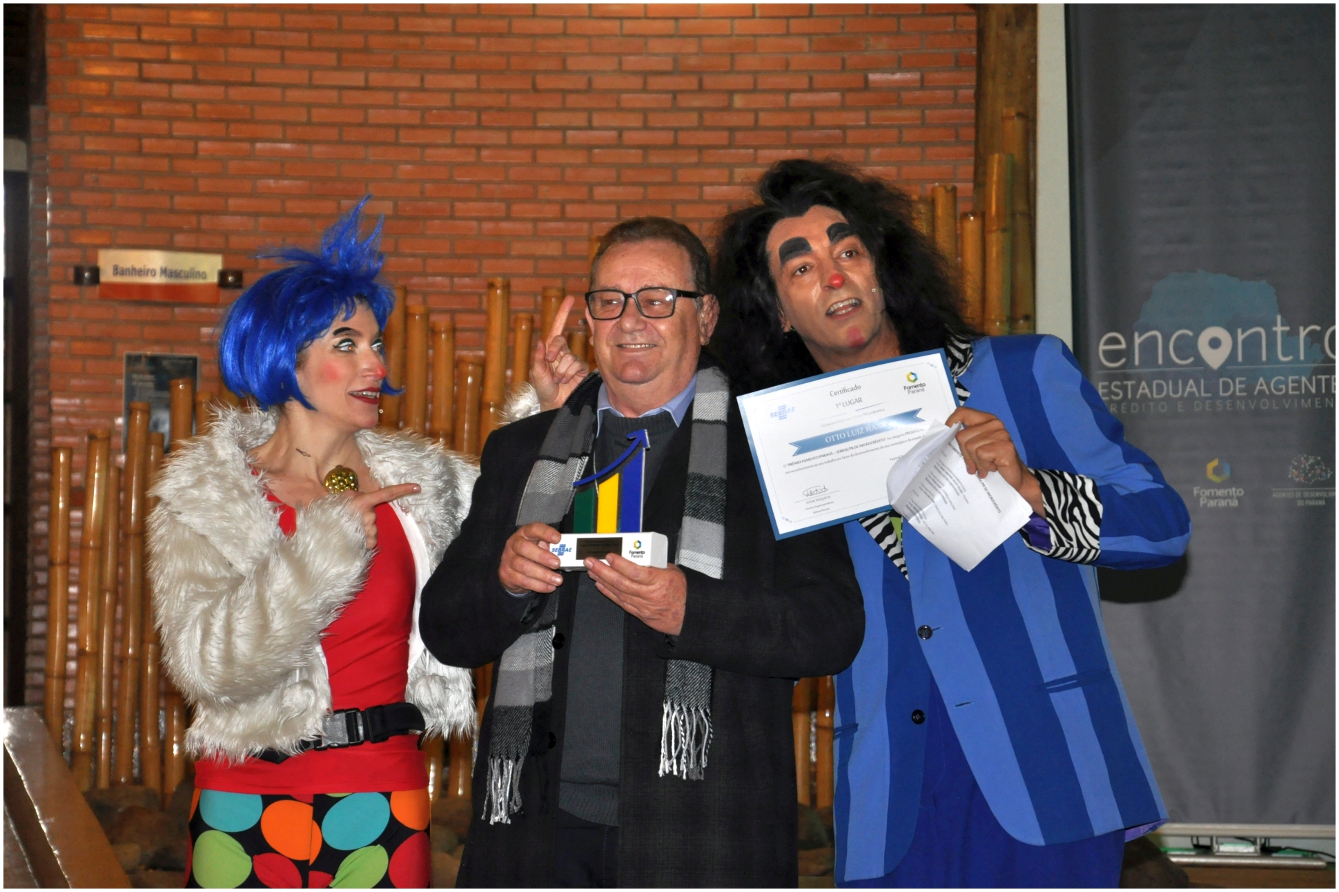 As prefeituras de Marechal Cândido Rondon, Foz do Iguaçu e Querência foram as vencedoras do Prêmio Fomento Paraná e Sebrae-PR de Microcrédito, respectivamente nas categorias Produção, Qualidade e Desenvolvimento Local.
Na imagem, Otto Haab, agente de crédito em Marechal Cândido Rondon, recebe o prêmio de 1º lugar na categoria Produção.