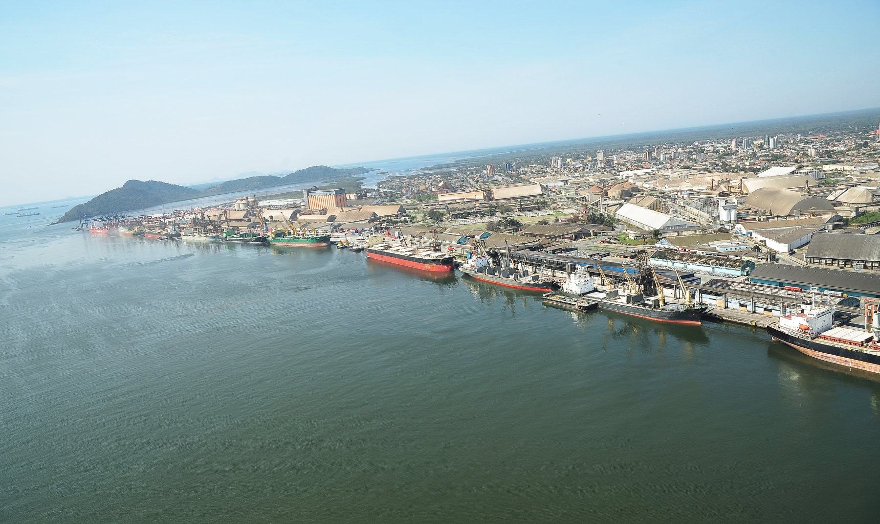 A Administração dos Portos de Paranaguá e Antonina (Appa), em parceria com o Sebrae e a Fomento Paraná, promoveram uma Rodada de Negócios no Porto de Paranaguá, nesta quinta-feira (25), com o objetivo de aproximar clientes e fornecedores que prestam serviços para empresas ligadas à área portuária.