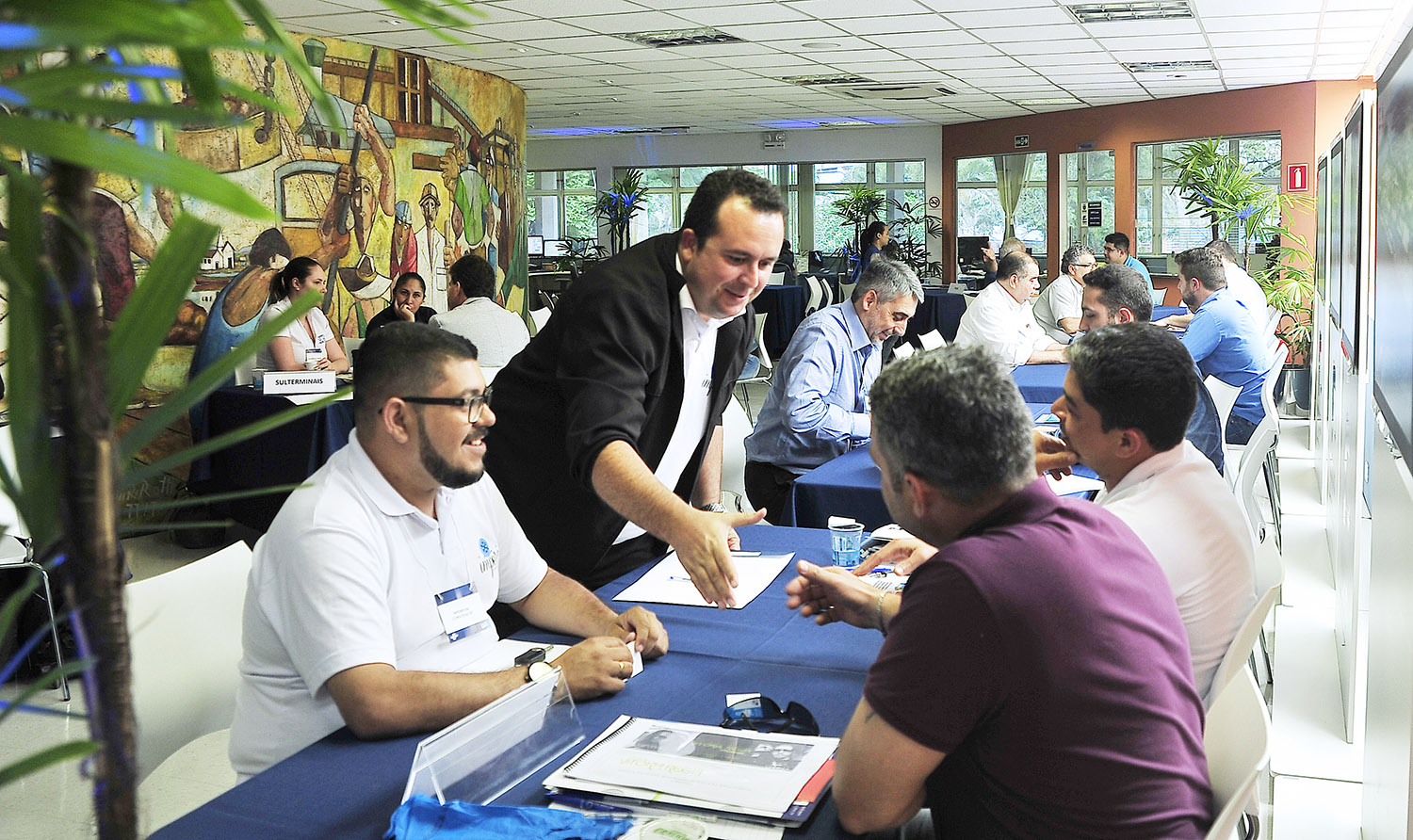 A Administração dos Portos de Paranaguá e Antonina (Appa), em parceria com o Sebrae e a Fomento Paraná, promoveram uma Rodada de Negócios no Porto de Paranaguá, nesta quinta-feira (25), com o objetivo de aproximar clientes e fornecedores que prestam serviços para empresas ligadas à área portuária.