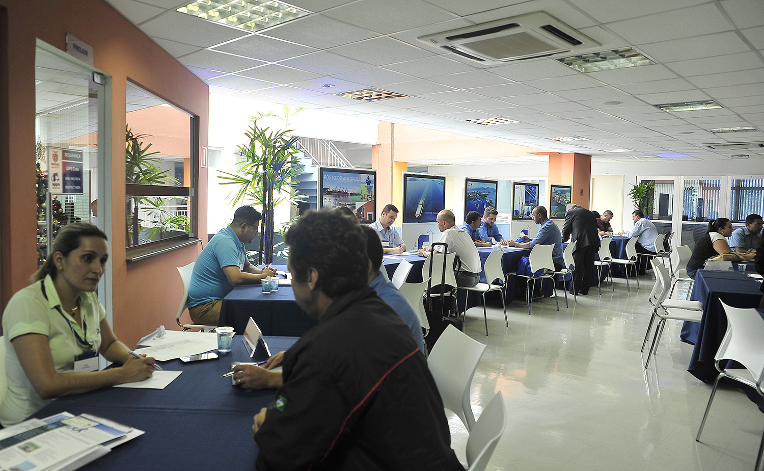 A Administração dos Portos de Paranaguá e Antonina (Appa), em parceria com o Sebrae e a Fomento Paraná, promoveram uma Rodada de Negócios no Porto de Paranaguá, nesta quinta-feira (25), com o objetivo de aproximar clientes e fornecedores que prestam serviços para empresas ligadas à área portuária.