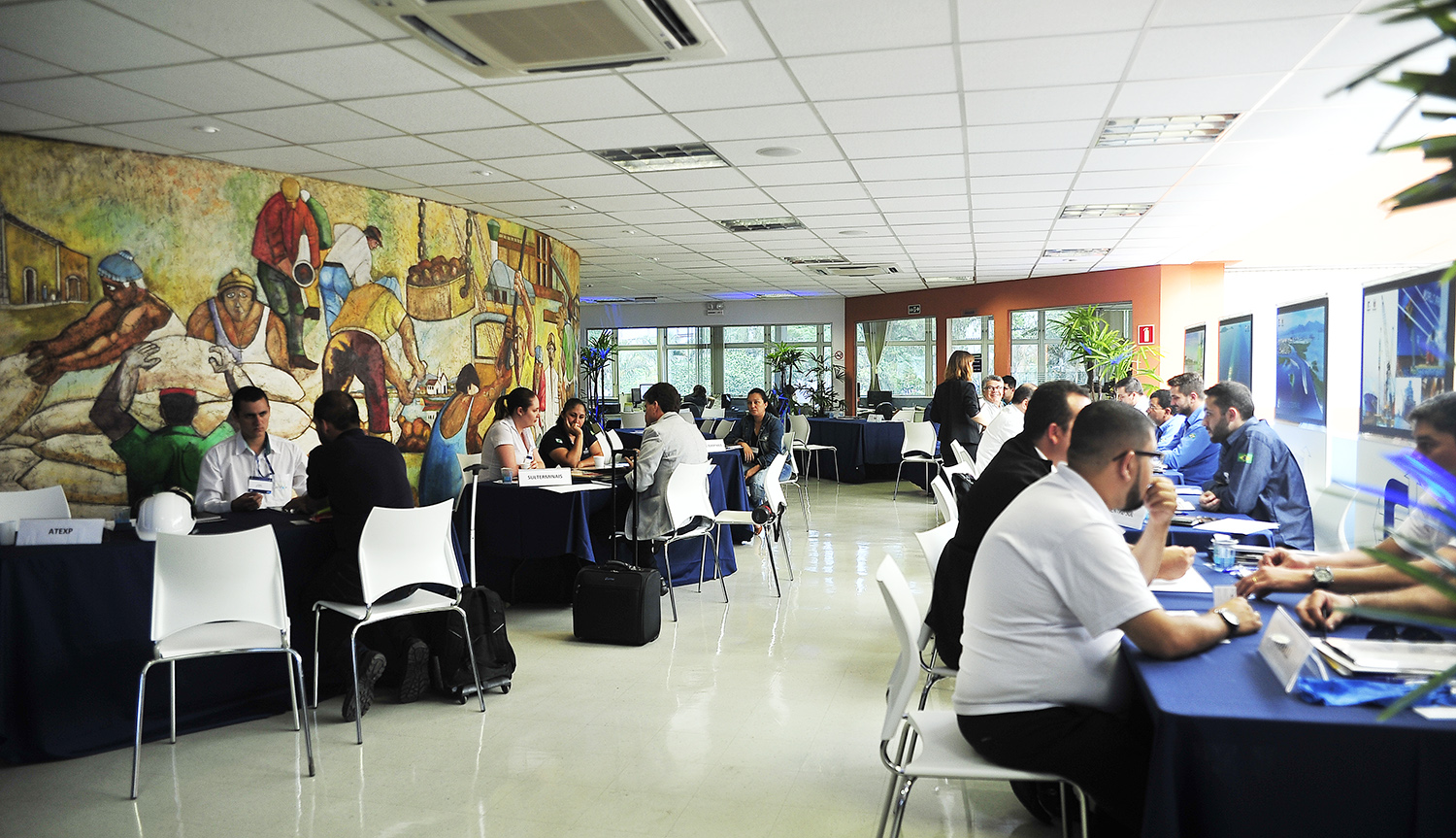 A Administração dos Portos de Paranaguá e Antonina (Appa), em parceria com o Sebrae e a Fomento Paraná, promoveram uma Rodada de Negócios no Porto de Paranaguá, nesta quinta-feira (25), com o objetivo de aproximar clientes e fornecedores que prestam serviços para empresas ligadas à área portuária.