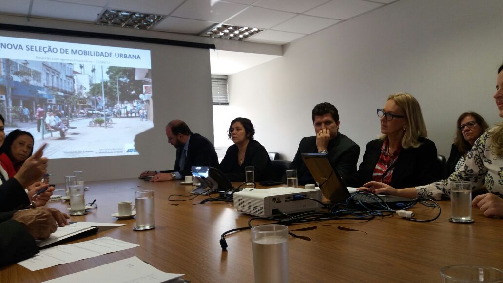 O diretor de Operações do Setor Público, Omar Sabbag Filho, e o assessor de Operações do Setor Privado, Claudio Shigueoka, representam a Fomento Paraná em reunião com o secretário nacional de Transporte e da Mobilidade Urbana, José Roberto Generoso.