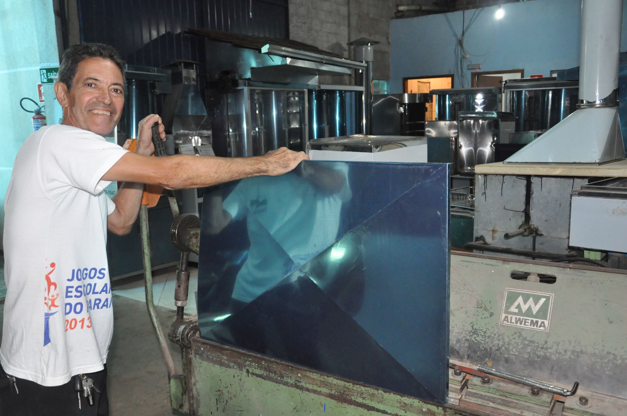 Marcelino fabrica artefaros de inox, como máquinas de shawarma, churrasqueiras, espetos e copos de tereré. Crédito da Fomento Paraná ajudou empreendedor na compra de máquinas e reforma do barracão.