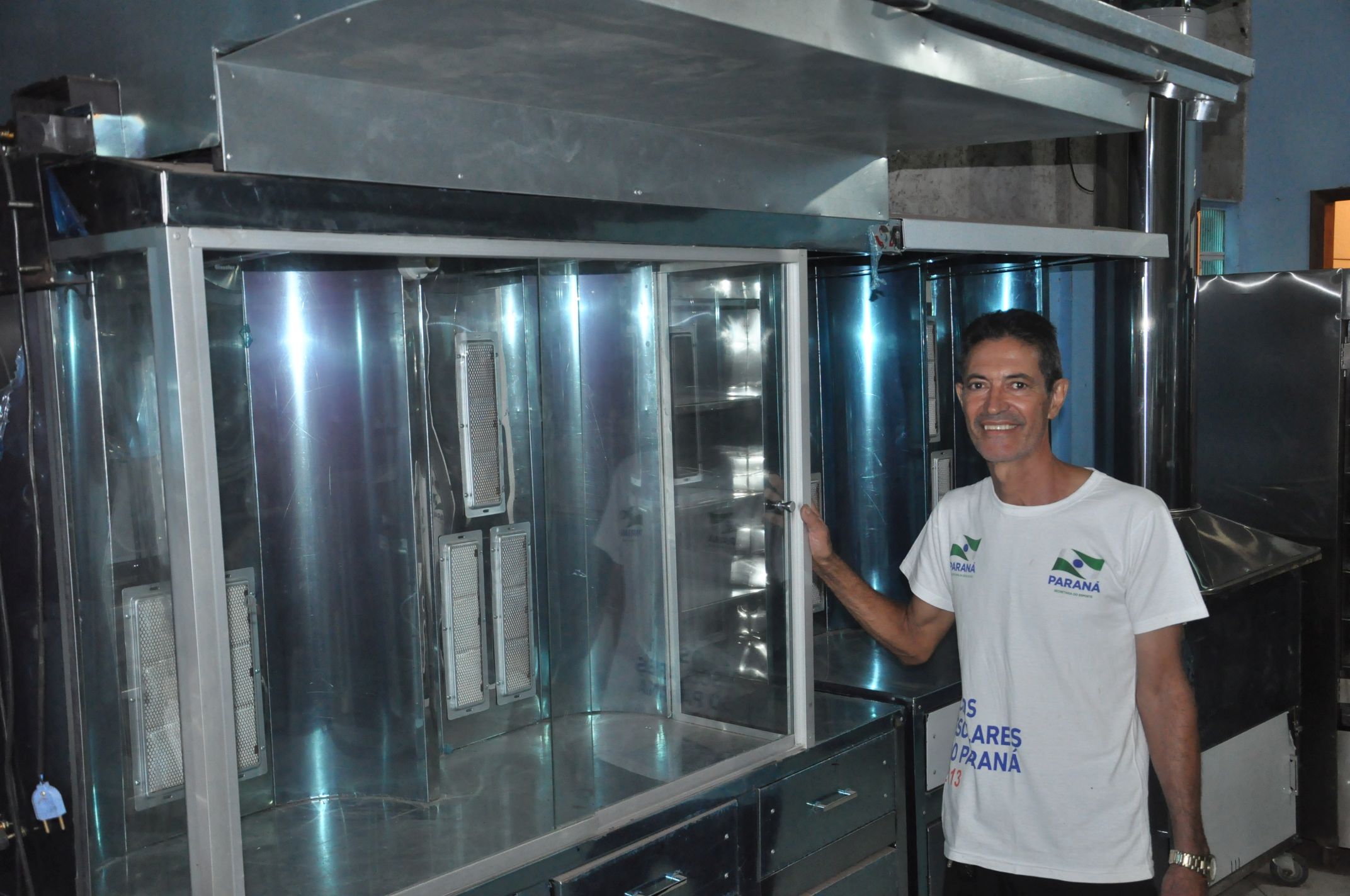 Marcelino fabrica artefaros de inox, como máquinas de shawarma, churrasqueiras, espetos e copos de tereré. Crédito da Fomento Paraná ajudou empreendedor na compra de máquinas e reforma do barracão.