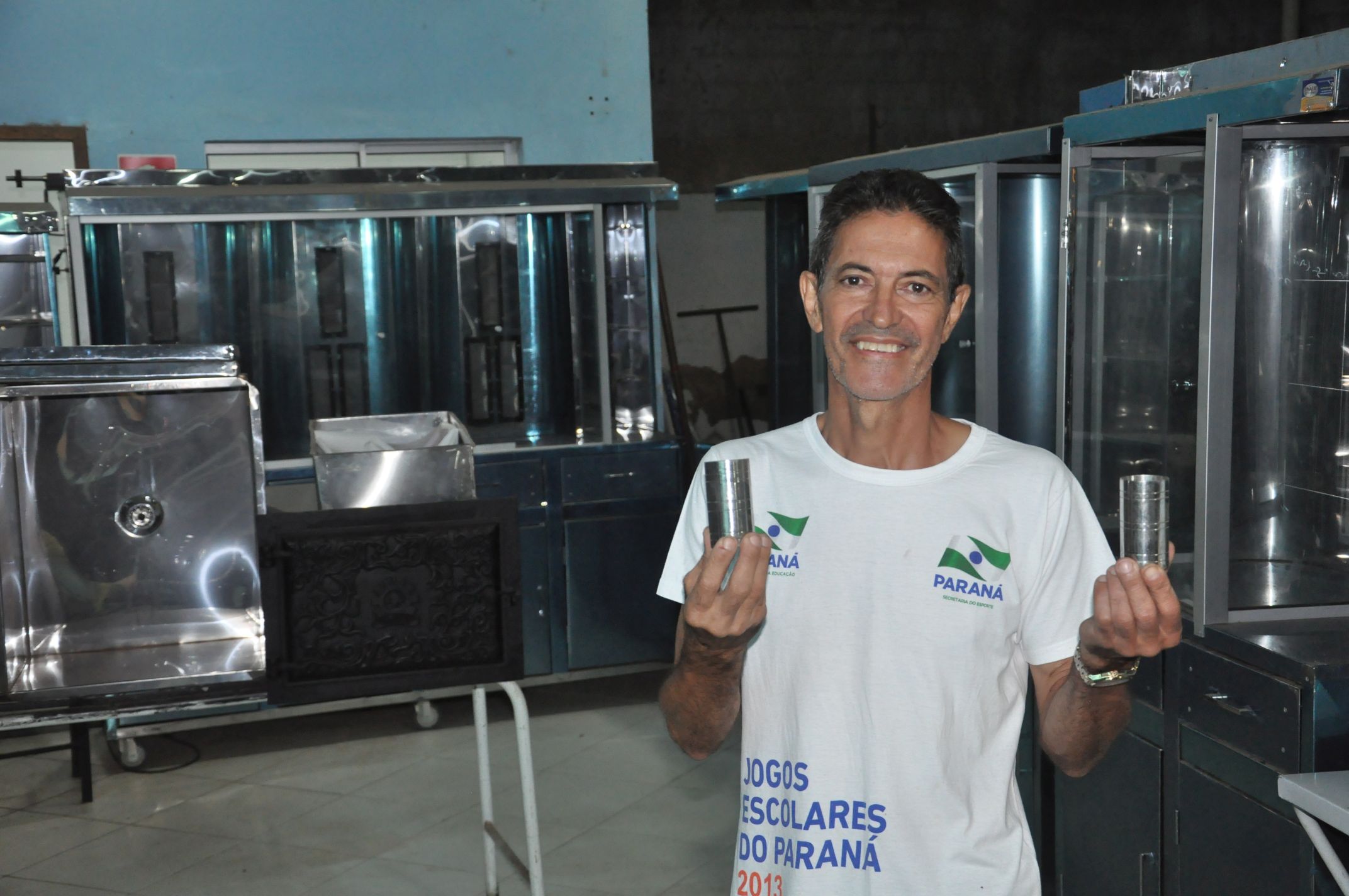 Marcelino fabrica artefaros de inox, como máquinas de shawarma, churrasqueiras, espetos e copos de tereré. Crédito da Fomento Paraná ajudou empreendedor na compra de máquinas e reforma do barracão.