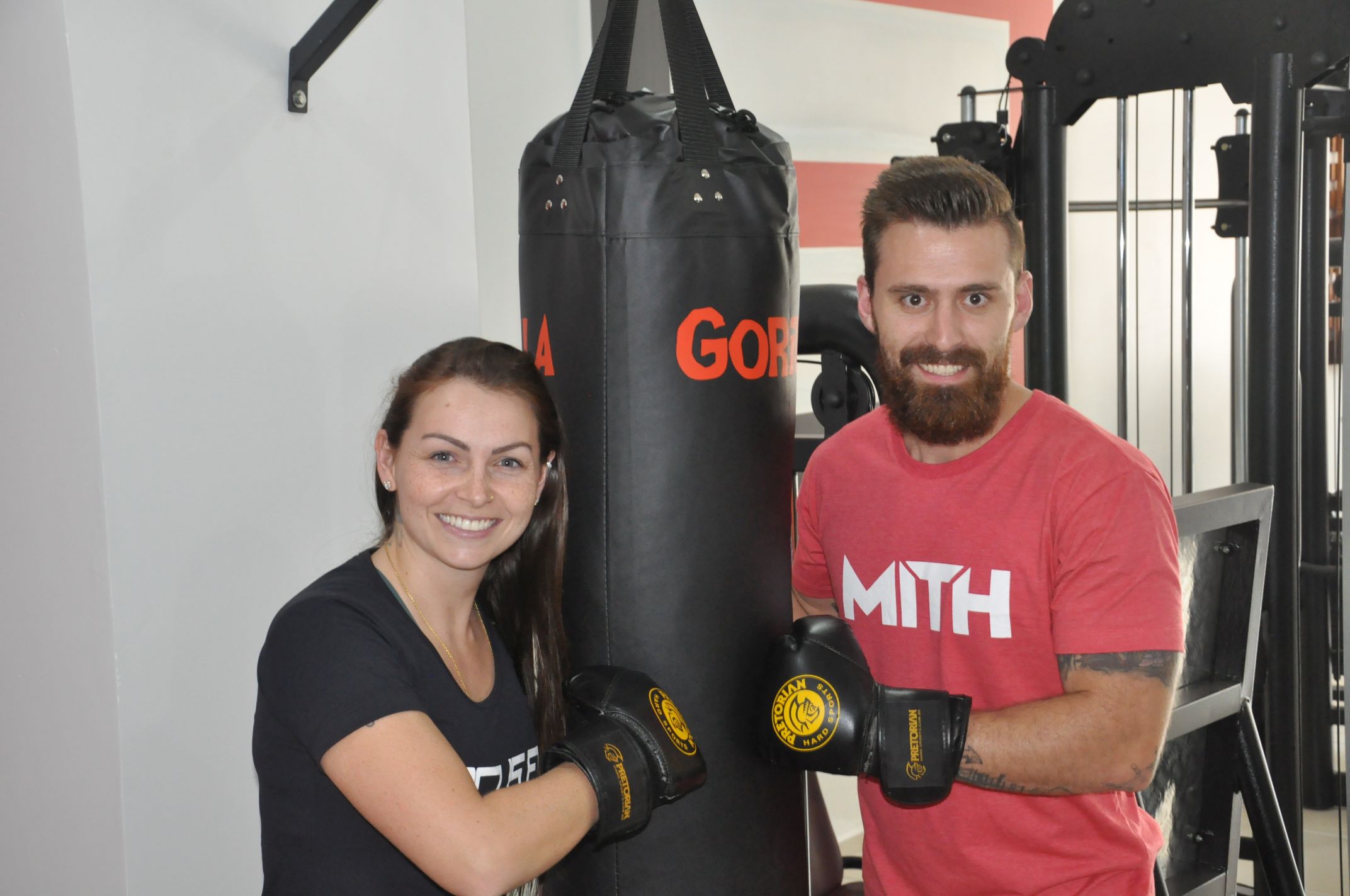 A profissional de educação física buscou financiamento da Fomento Paraná para montar a academia, inaugurada em maio de 2017. Na imagem, Caroline e o noivo e sócio Thiago Cogo.