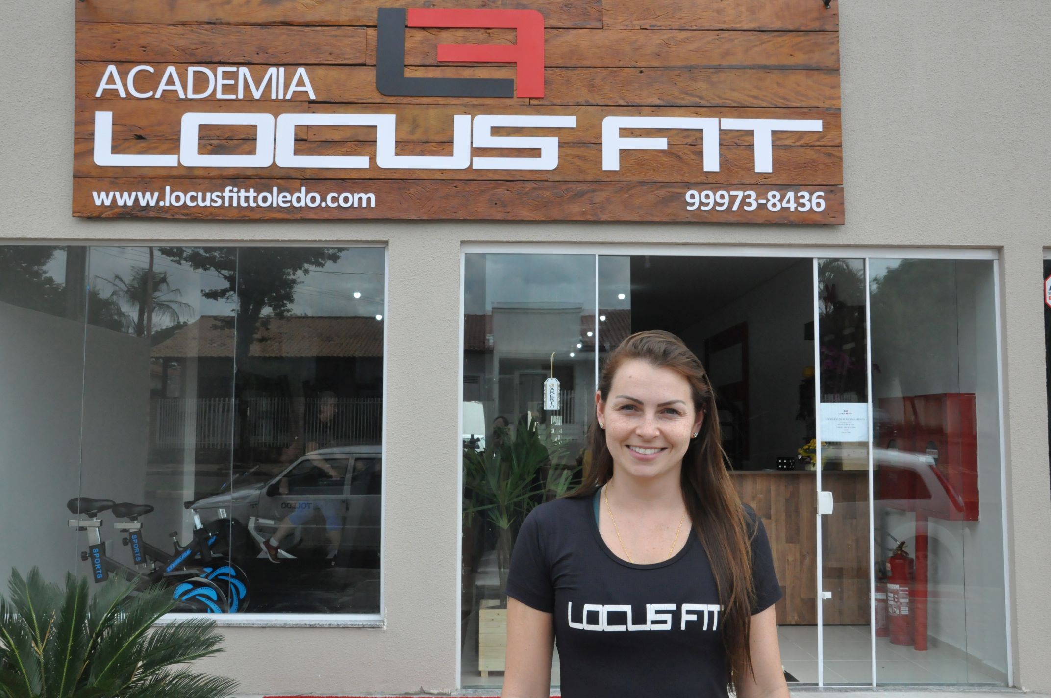 A profissional de educação física buscou financiamento da Fomento Paraná para montar a academia, inaugurada em maio de 2017. Na imagem ,Caroline com o noivo e sócio Thiago Cogo, e com a agente de crédito Karoline Hoffmann.