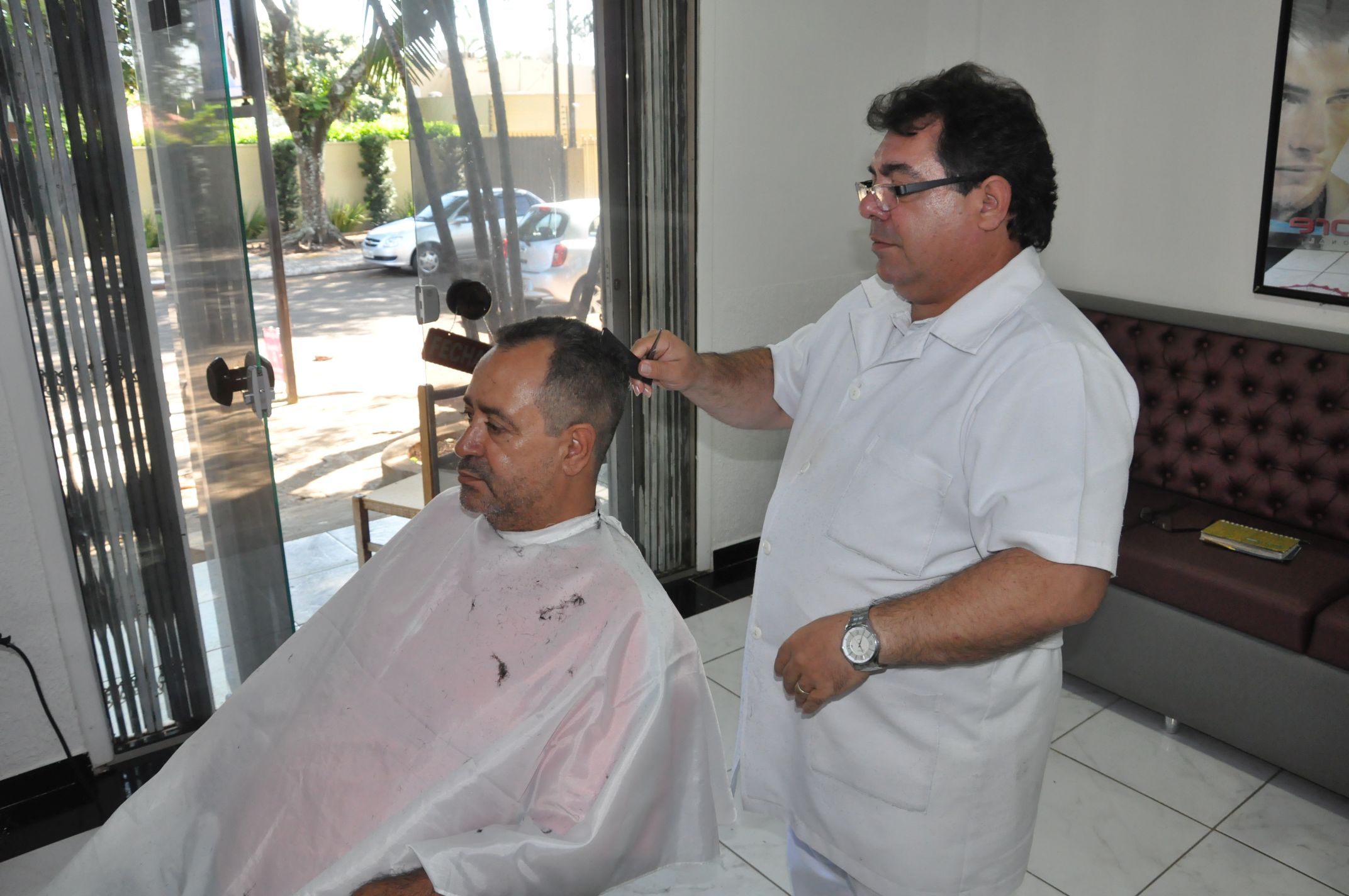 Com 35 anos de profissão, Valdeci trabalhou por mais de duas décadas no mesmo ponto na Vila Yolanda, em Foz do Iguaçu. No início do ano, resolveu mudar para um novo ambiente, na mesma vizinhança. Para reformar o novo local e atender melhor os clientes, contou com apoio da Fomento Paraná.