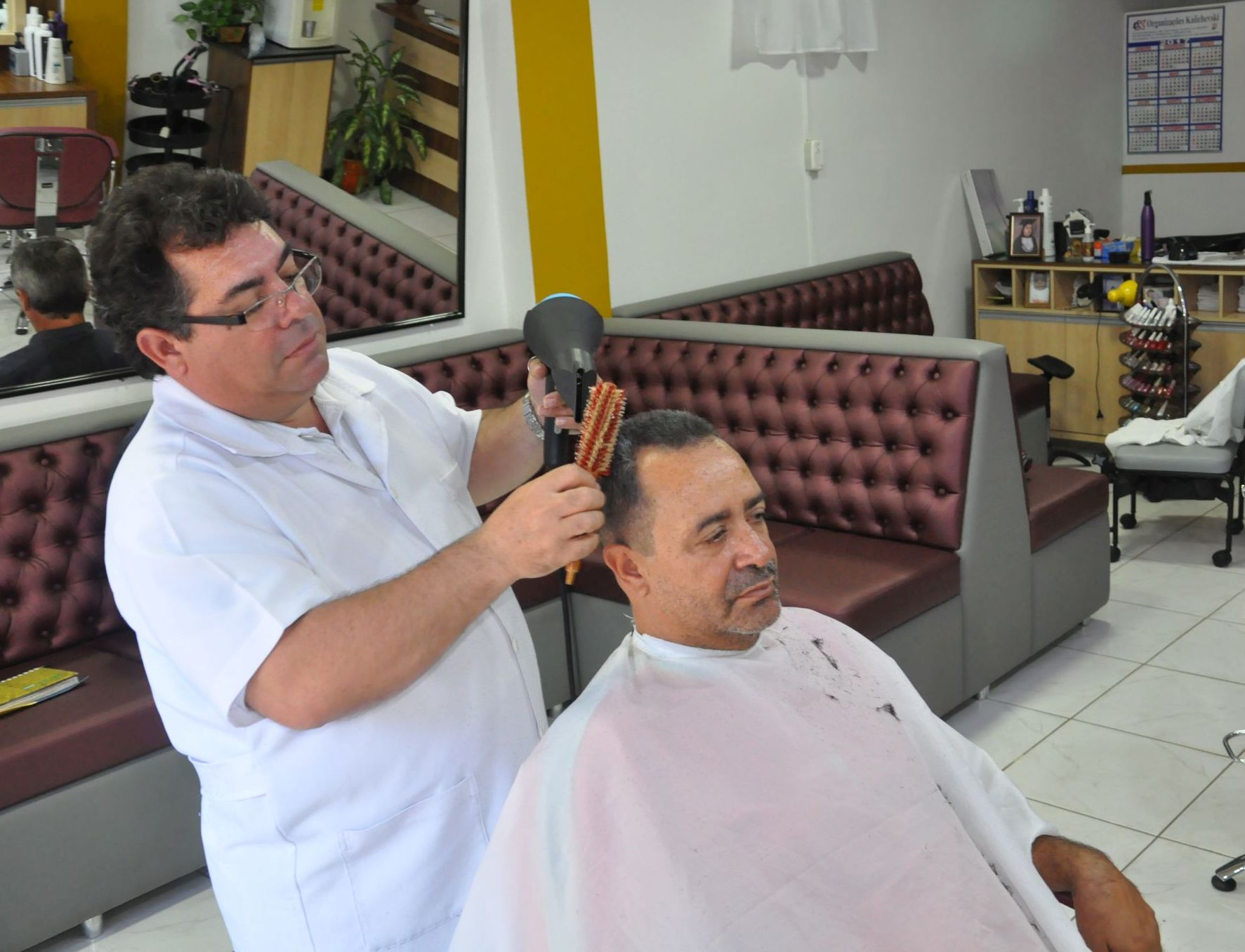 Com 35 anos de profissão, Valdeci trabalhou por mais de duas décadas no mesmo ponto na Vila Yolanda, em Foz do Iguaçu. No início do ano, resolveu mudar para um novo ambiente, na mesma vizinhança. Para reformar o novo local e atender melhor os clientes, contou com apoio da Fomento Paraná.