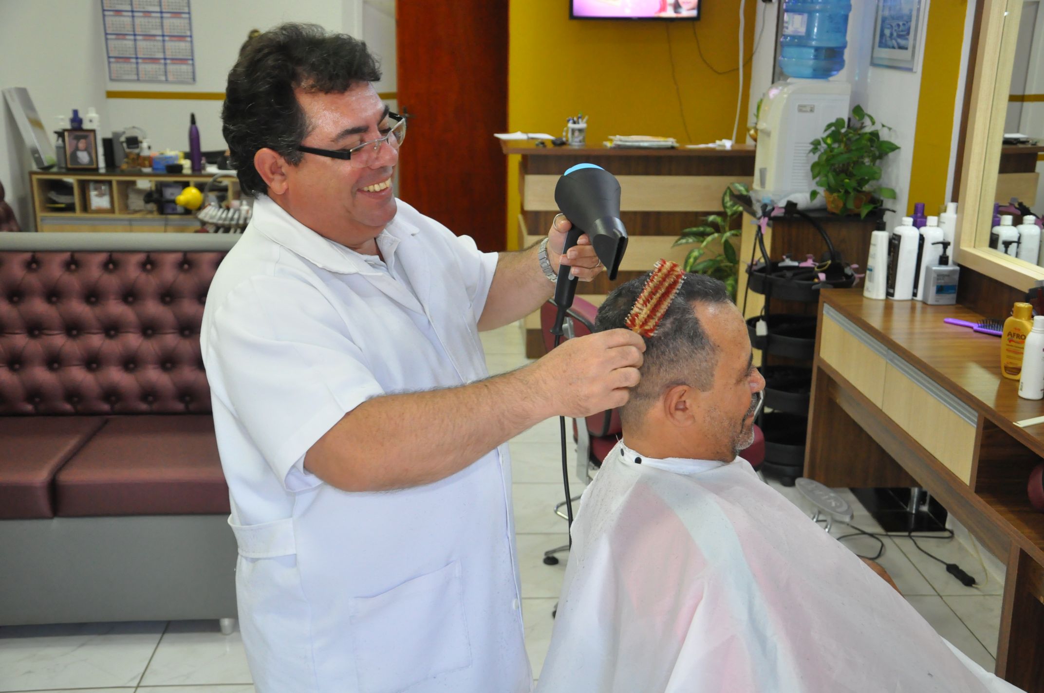 Com 35 anos de profissão, Valdeci trabalhou por mais de duas décadas no mesmo ponto na Vila Yolanda, em Foz do Iguaçu. No início do ano, resolveu mudar para um novo ambiente, na mesma vizinhança. Para reformar o novo local e atender melhor os clientes, contou com apoio da Fomento Paraná.