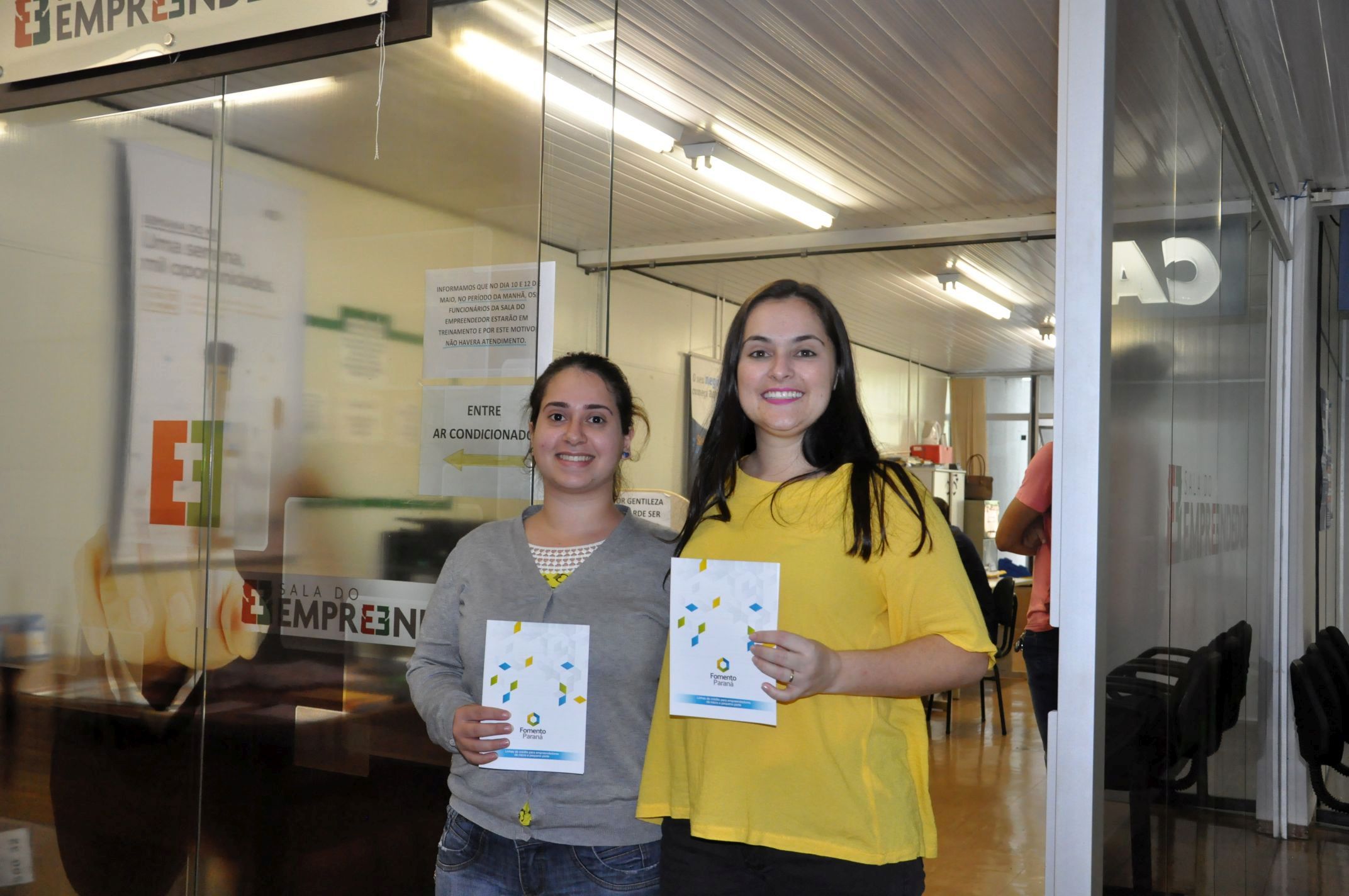 Em Toledo, no oeste do estado, as agentes de crédito Karoline e Thais entraram em contato com todos os clientes, esclarecendo sobre a mudança.