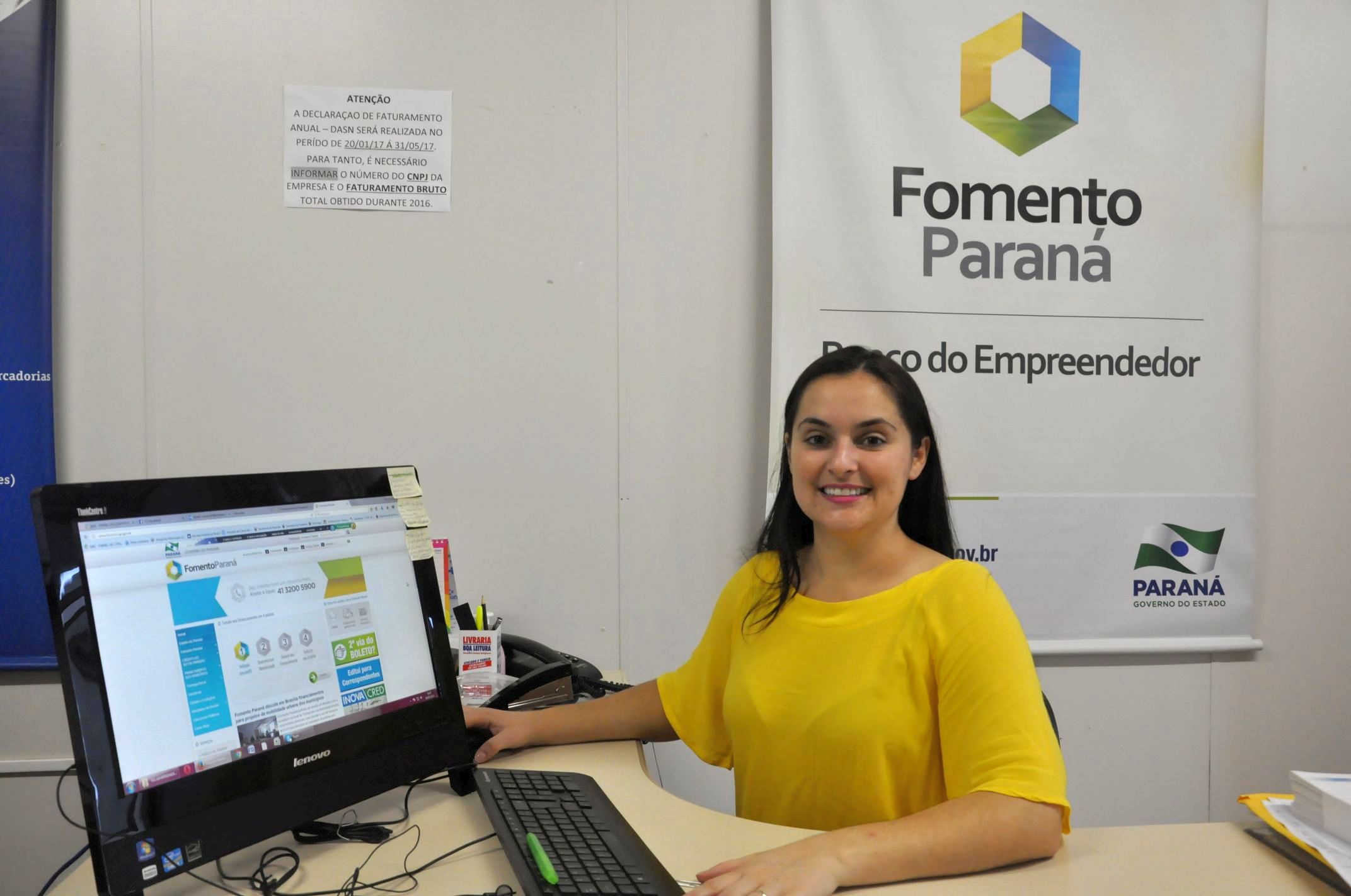 Em Toledo, no oeste do estado, a agente de crédito Karoline Hoffmann entrou em contato com todos os clientes, esclarecendo sobre a mudança.