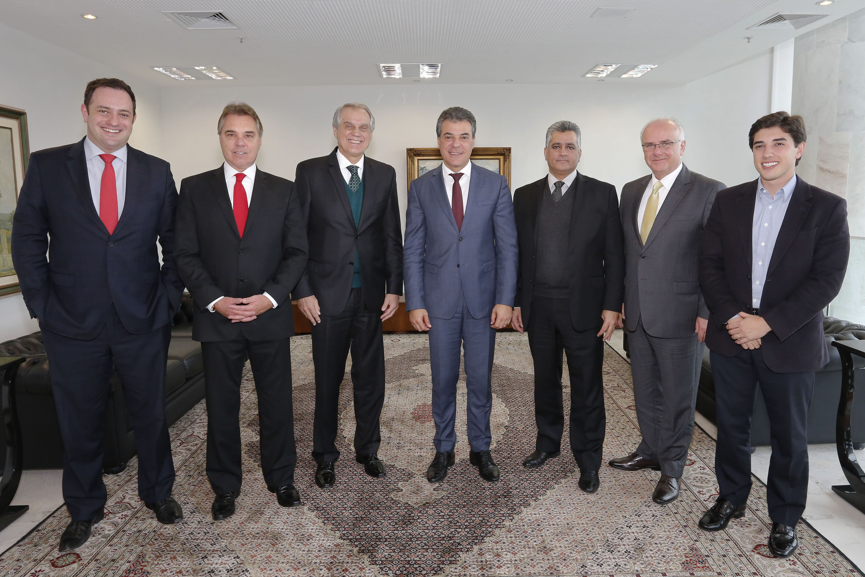 O governador Beto Richa recebeu nesta terça-feira (22), no Palácio Iguaçu, a nova diretoria executiva da Fomento Paraná, instituição financeira de desenvolvimento do Governo do Estado. O novo diretor-presidente, o advogado Vilson Ribeiro de Andrade, apresentou a linha de trabalho e reafirmou o compromisso da Fomento Paraná com o desenvolvimento do Estado. A nova diretoria foi escolhida pelo Conselho de Administração e homologada pelo Banco Central.
