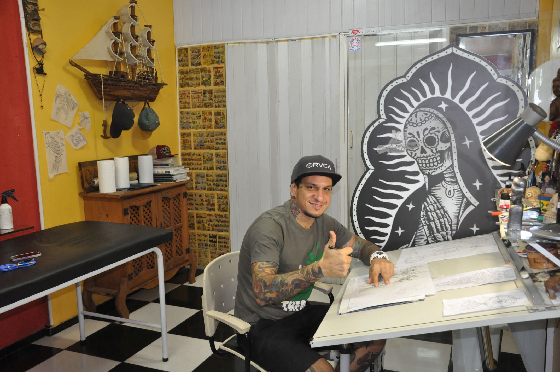 O tatuador Luiz Castelli pegou crédito da Fomento Paraná para reformar o estúdio e adequá-lo às normas de acessibilidade e da Vigilância Sanitária.
