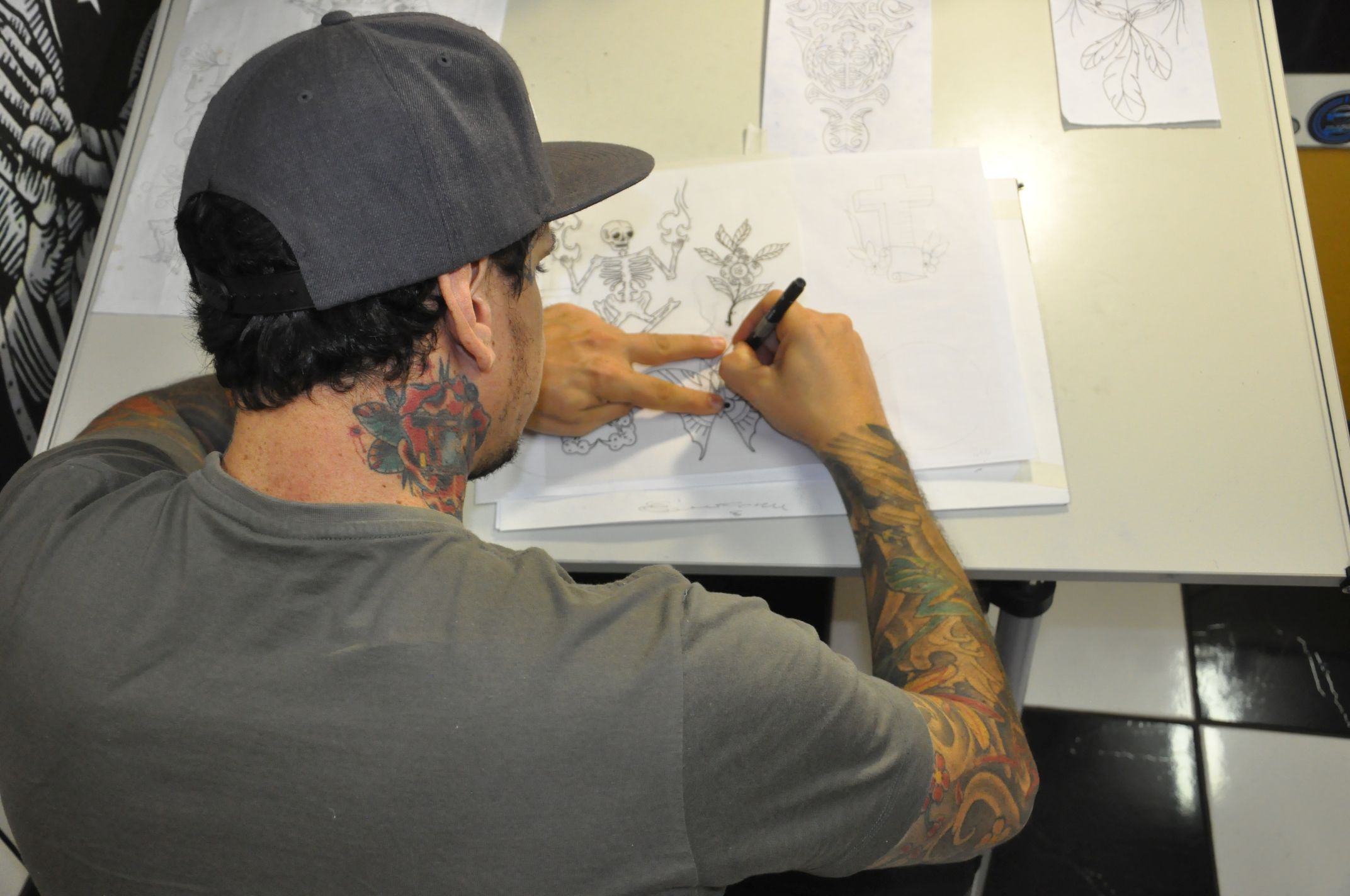 O tatuador Luiz Castelli pegou crédito da Fomento Paraná para reformar o estúdio e adequá-lo às normas de acessibilidade e da Vigilância Sanitária.