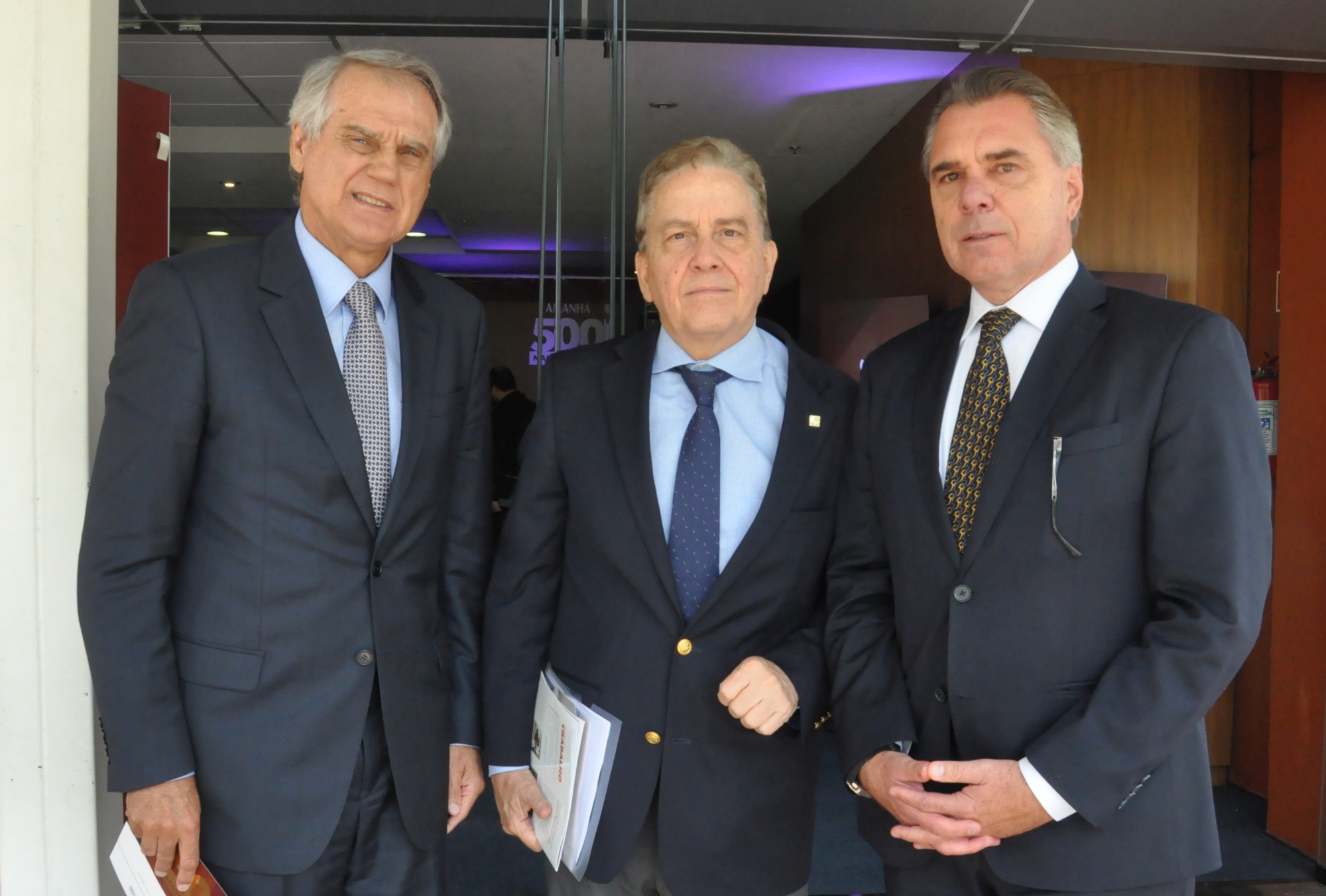 O presidente da Fomento Paraná, Vilson Ribeiro de Andrade, e o diretor de Mercado, Luiz Malucelli Neto, com o presidente do BNDES, Paulo Rabello Castro, na premiação 500 Maiores do Sul, da revista especializada Amanhã, realizado nesta quarta, 22, no Expo Unimed em Curitiba.