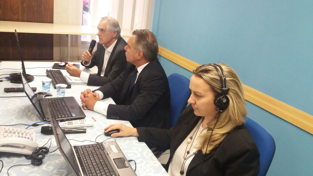 A Fomento Paraná realizou dois encontros virtuais via transmissão webcast com correspondentes e agentes de crédito nesta terça-feira, 7/12. A transmissão foi realizada a partir das instalações da Celepar, que preparou uma sala de bate-papo e os equipamentos para transmissão em vídeo para todo o estado.